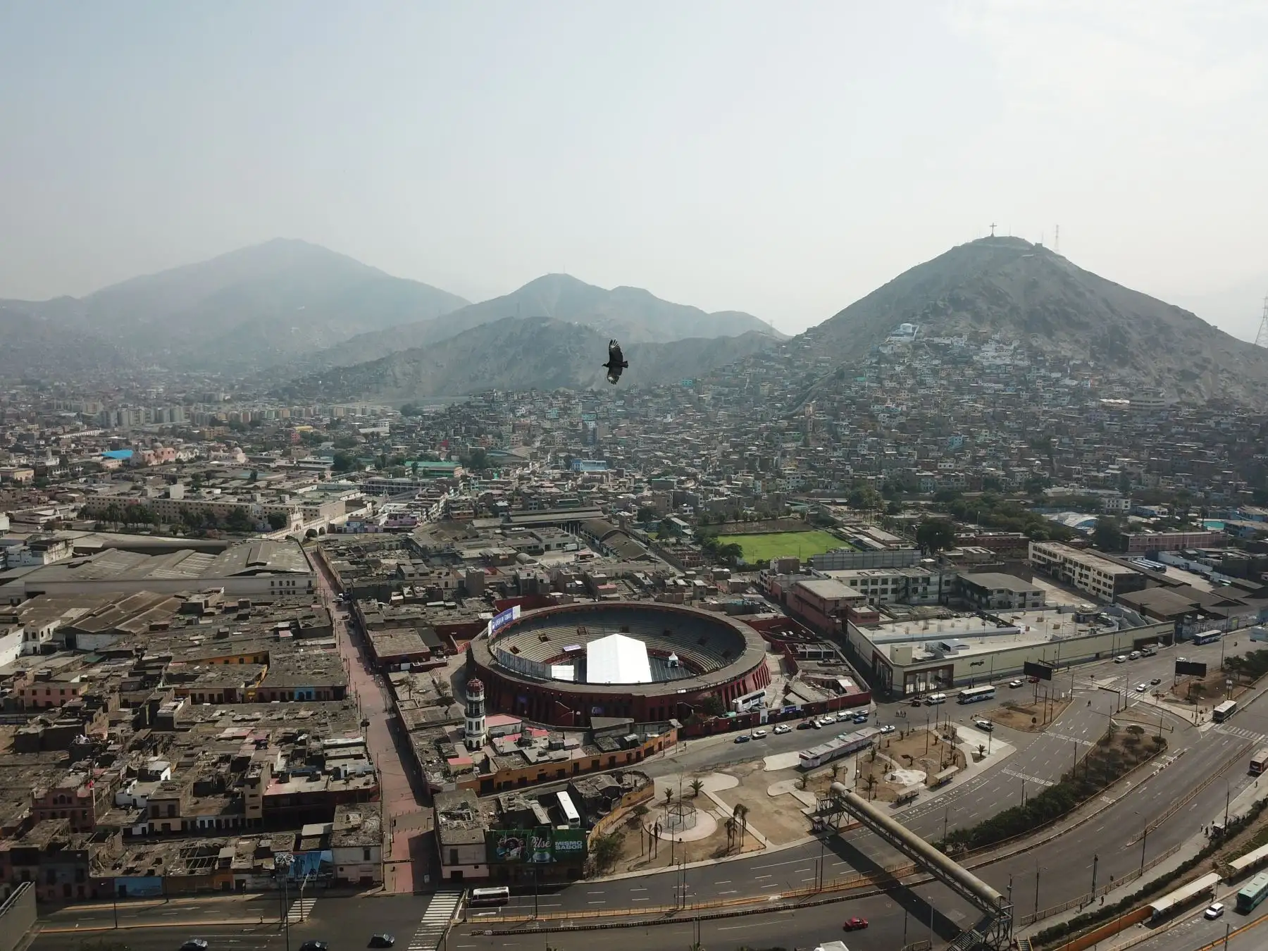 Vista panorámica de la Plaza de Acho donde la Municipalidad de Lima dispuso instalaciones y personal de salud para el cuidado de personas en situación de indigencia durante la cuarentena decretada por el Estado ante la pandemia del Coronavirus.

Foto: ANDINA / Juan Carlos Guzmán Negrini