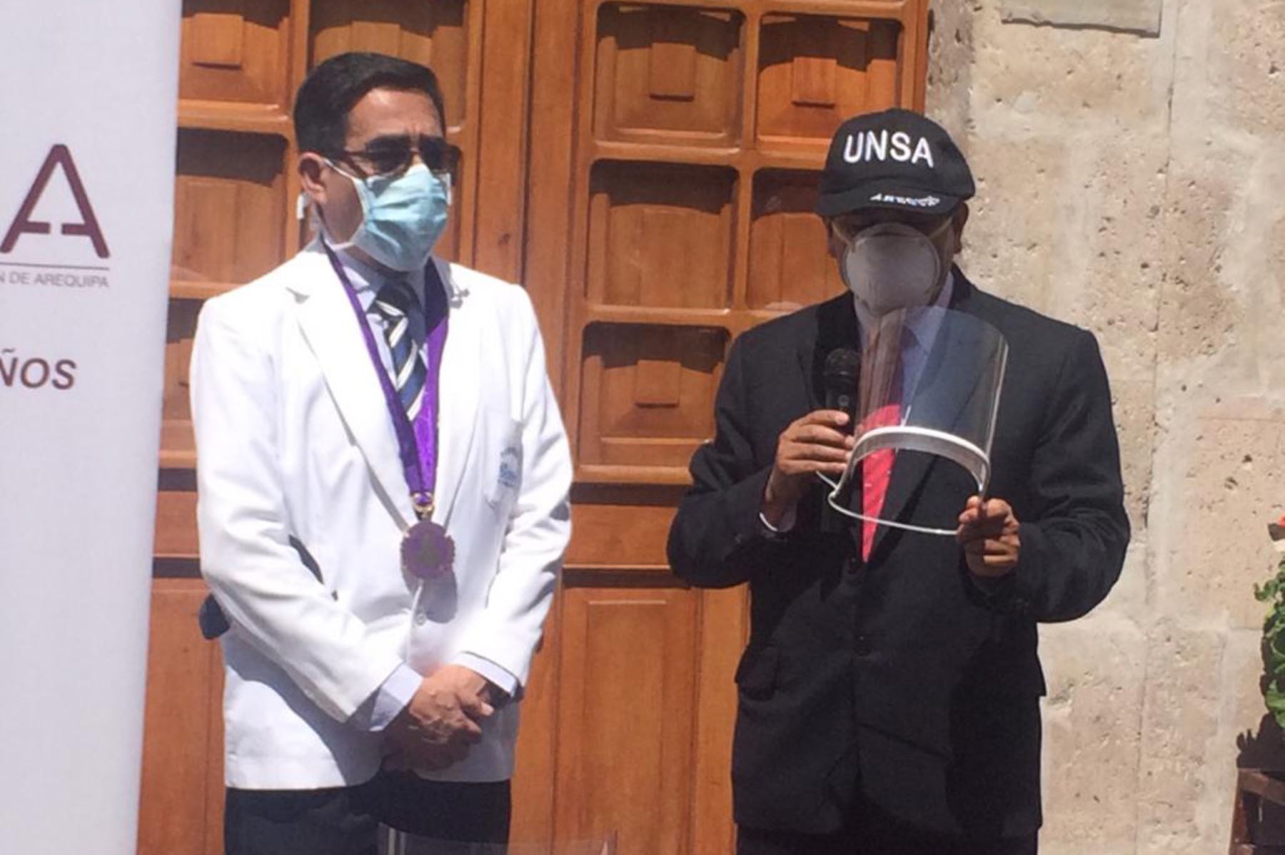 La UNSA donó viseras de protección impresas en 3D para médicos y enfermeras de Arequipa. Foto: Cortesía/Rocío Méndez