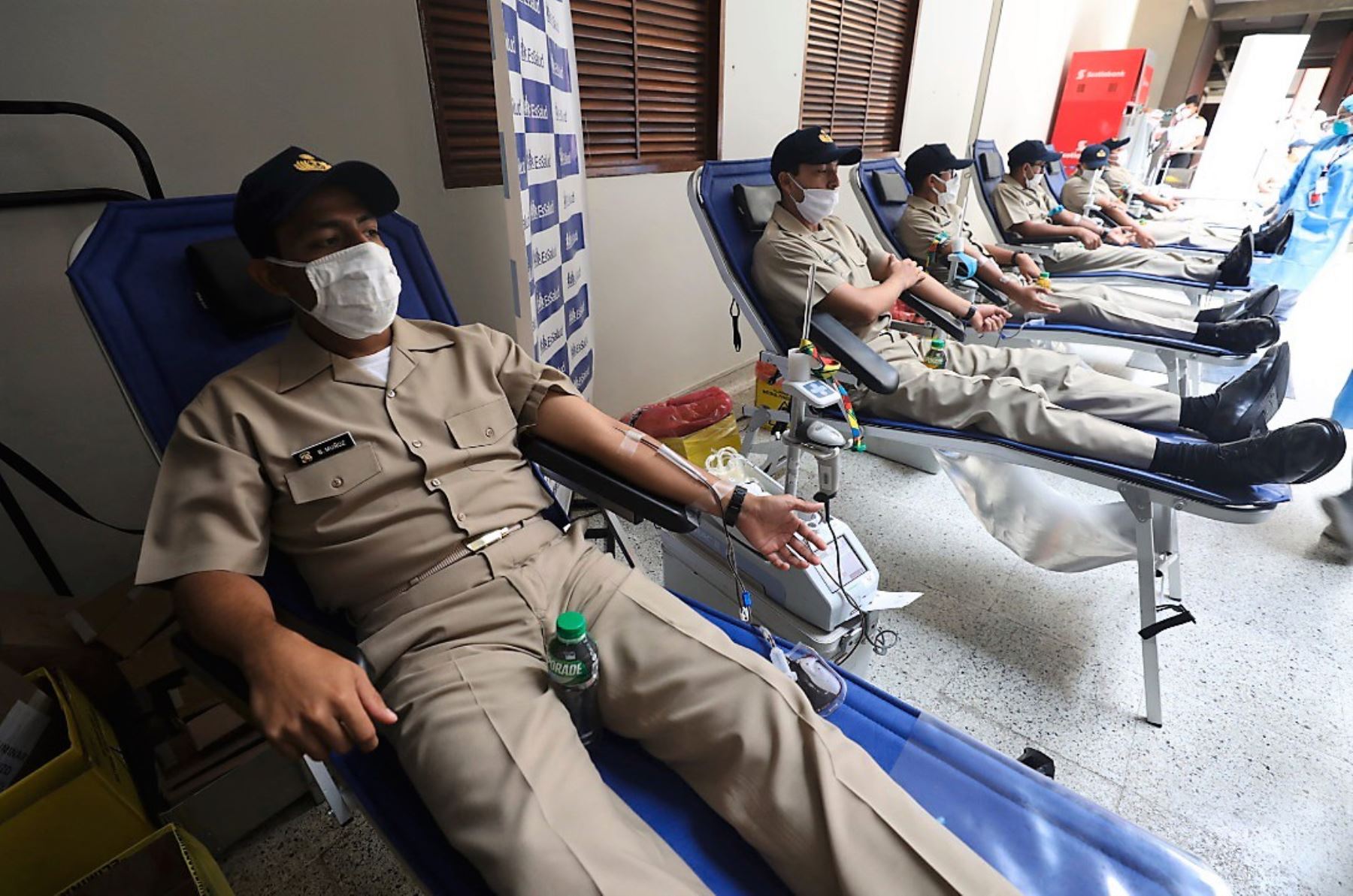 Cadetes y oficiales de la Marina de Guerra del Perú donan sangre para pacientes críticos del hospital Edgardo Rebagliati de EsSalud.