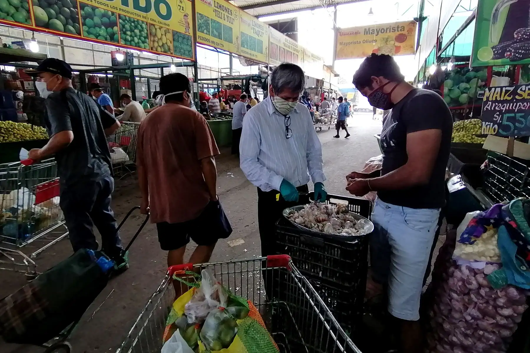 En el primer día de salida diferenciada para hombres y mujeres, mercados de Lima reciben  por primera vez solo a compradores masculinos . Foto: ANDINA/Jack Ramón