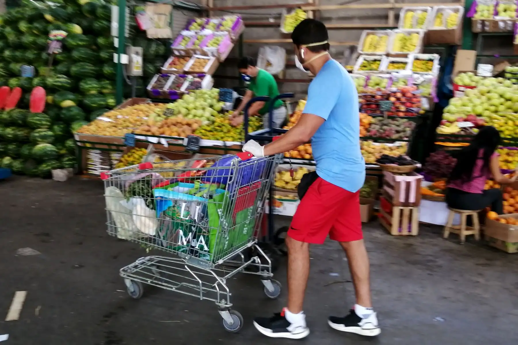 En el primer día de salida diferenciada para hombres y mujeres, mercados de Lima reciben  por primera vez solo a compradores masculinos . Foto: ANDINA/Jack Ramón