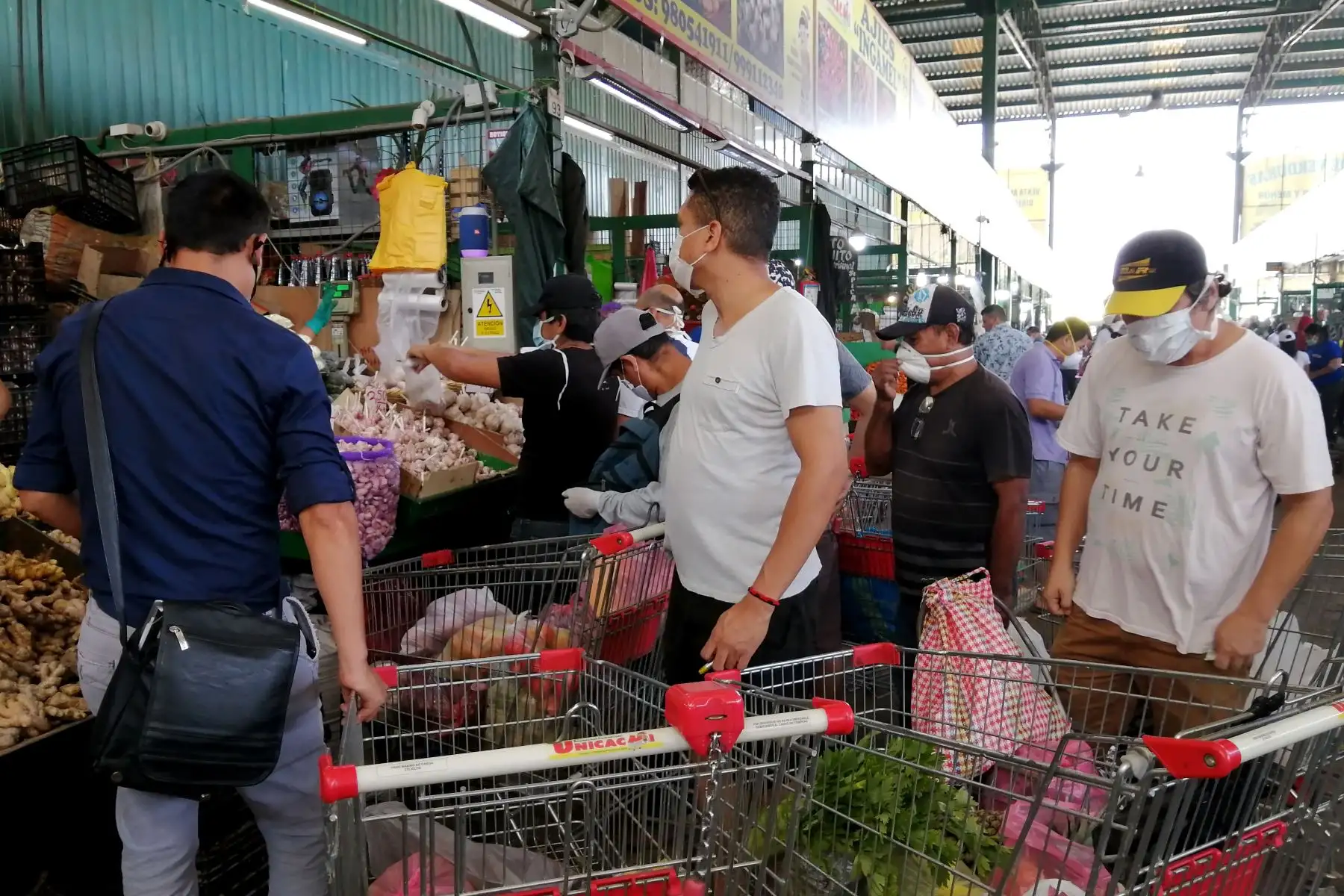 En el primer día de salida diferenciada para hombres y mujeres, mercados de Lima reciben  por primera vez solo a compradores masculinos . Foto: ANDINA/Jack Ramón