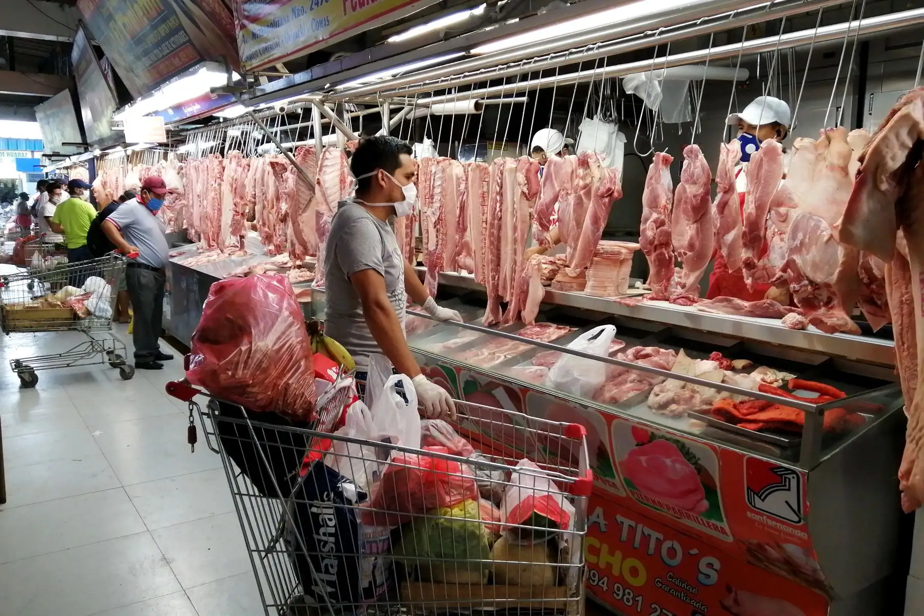 En el primer día de salida diferenciada para hombres y mujeres, mercados de Lima reciben  por primera vez solo a compradores masculinos . Foto: ANDINA/Jack Ramón