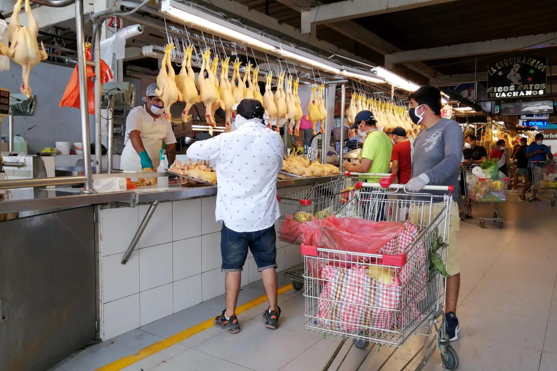 En el primer día de salida diferenciada para hombres y mujeres, mercados de Lima reciben  por primera vez solo a compradores masculinos . Foto: ANDINA/Jack Ramón