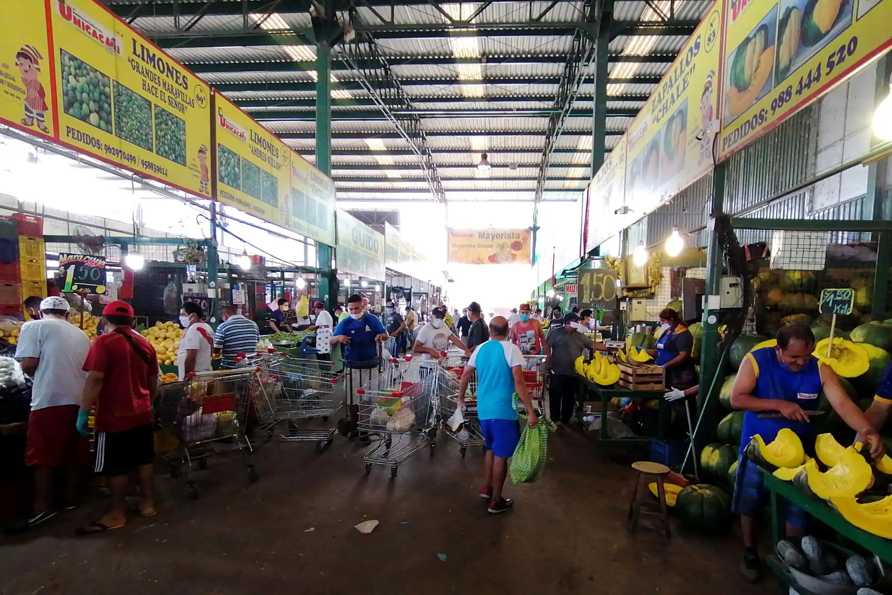 En el primer día de salida diferenciada para hombres y mujeres, mercados de Lima reciben  por primera vez solo a compradores masculinos . Foto: ANDINA/Jack Ramón