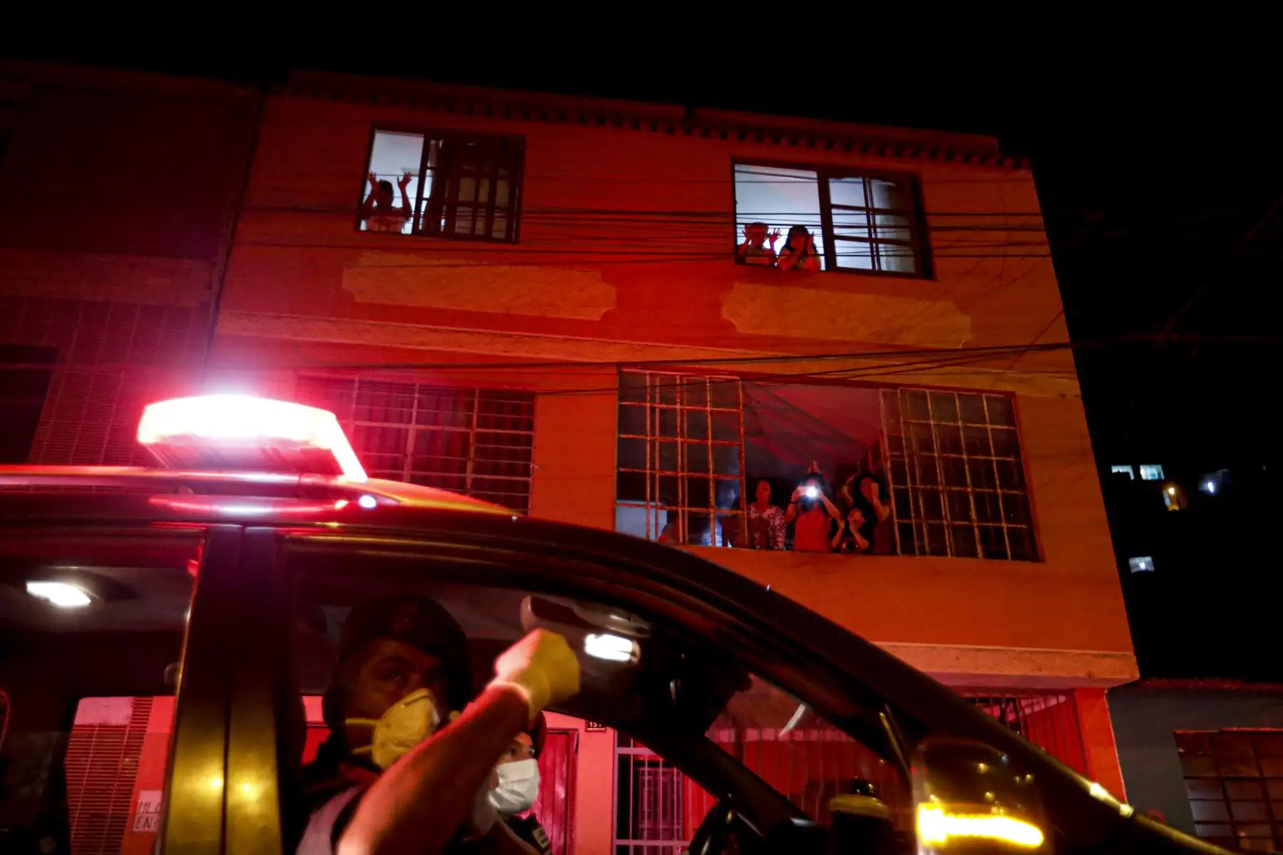 Escuadrón Cobra de la PNP patrulla y a su vez sensibiliza a la población de San Martín de Porres e Independencia de permanecer en sus viviendas durante la orden inmovilización social obligatoria. Foto: ANDINA/Renato Pajuelo