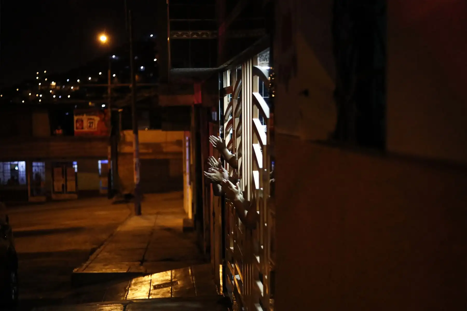 La emoción de los vecinos se hace cada vez más visible en cada uno de los hogares y los aplausos no cesan. Foto: ANDINA/Renato Pajuelo