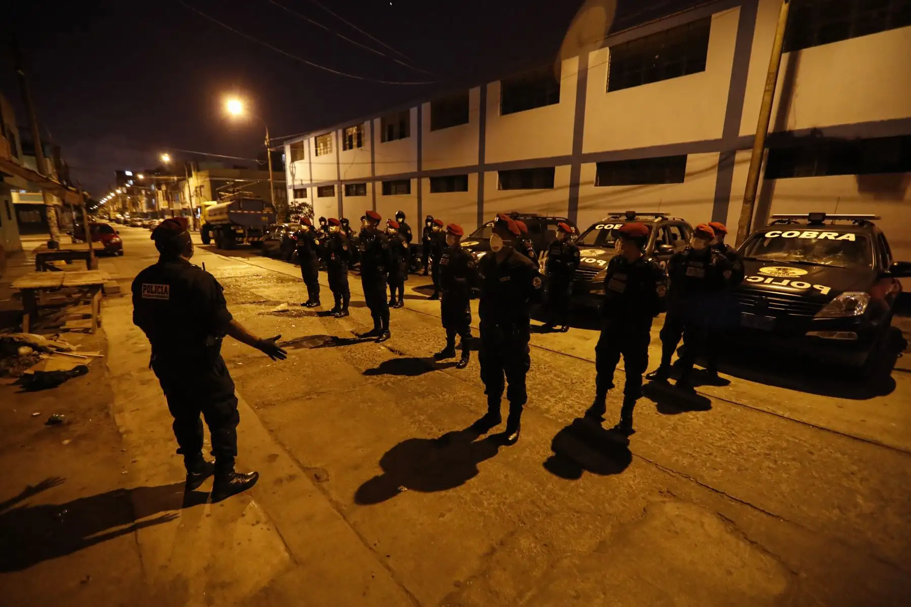 Pelotón que patrullará la zona norte de Lima recibe indicaciones previas al operativo. Se hace énfasis de cómo intervenir a quien no cumpla con la orden de inmovilización. Foto: ANDINA/Renato Pajuelo