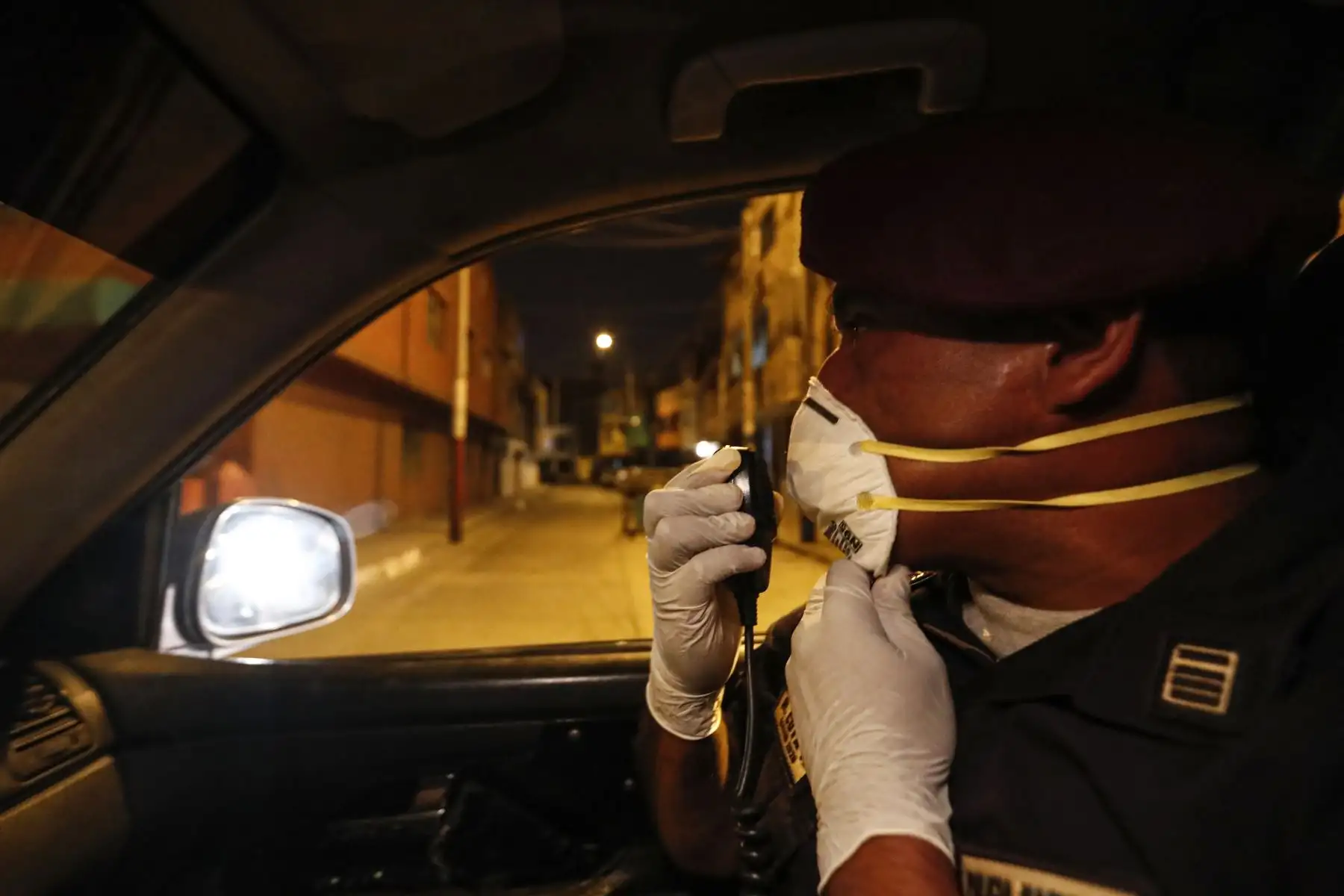 Megáfono en mano, el Mayor PNP Richard Cuya, insta la población acatar las órdenes de gobierno de permanecer en sus viviendas. “Vecino, vecina. Le salida la Policía Nacional de Perú. Vida que cuida tu vida. Seamos conscientes con la realidad nacional y mundial. Permanezcamos en nuestra vivienda para vencer juntos a la Coronavirus”, perifonea. Foto: ANDINA/Renato Pajuelo