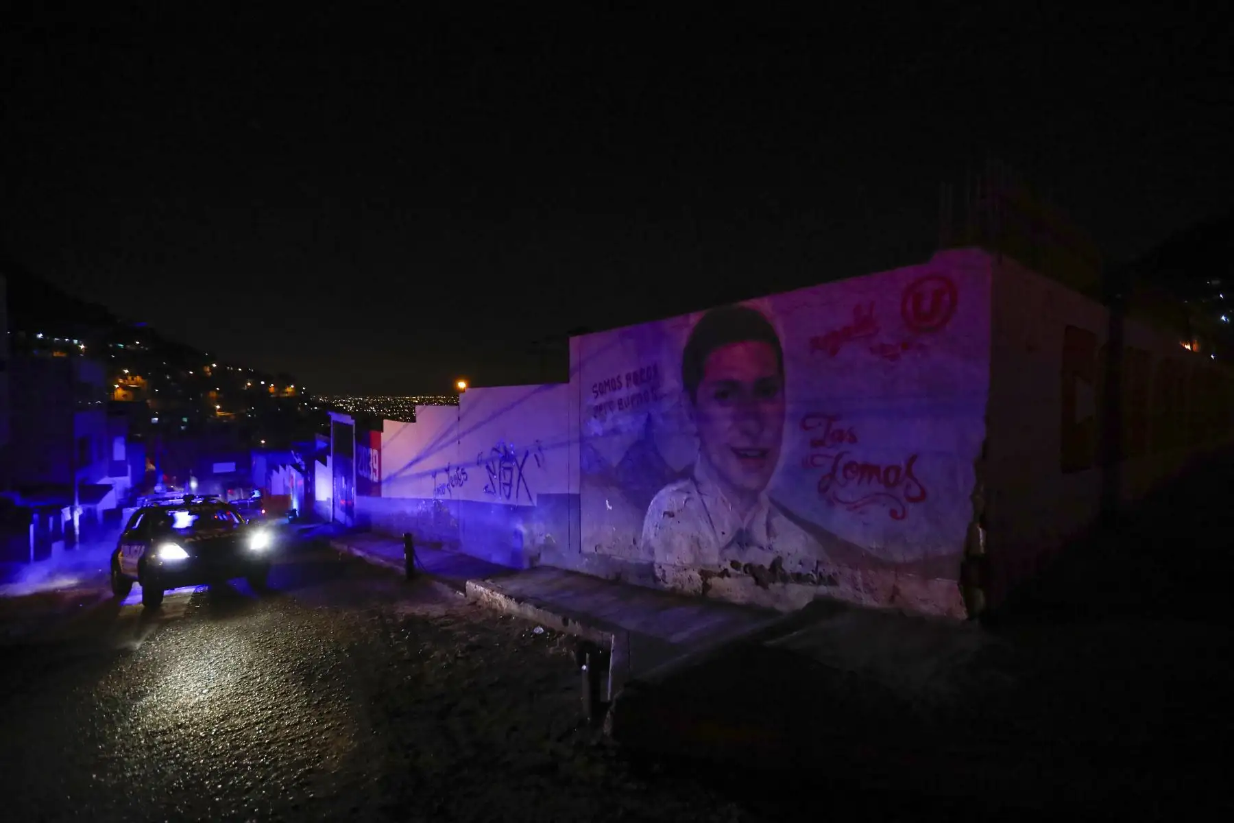 Durante su recorrido las patrullas iluminan murales de quien en vida fueron. Foto: ANDINA/Renato Pajuelo
