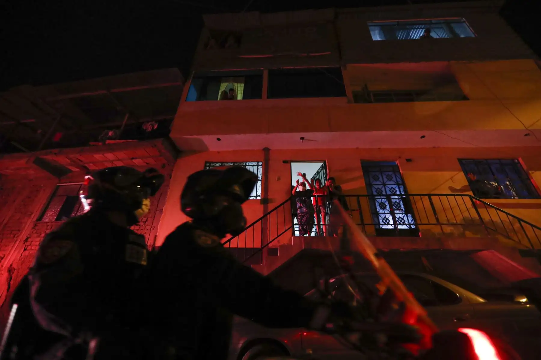 Los vecinos de Independencia se emocionan al escuchar sus palabras y no dejan de aplaudir. Foto: ANDINA/Renato Pajuelo