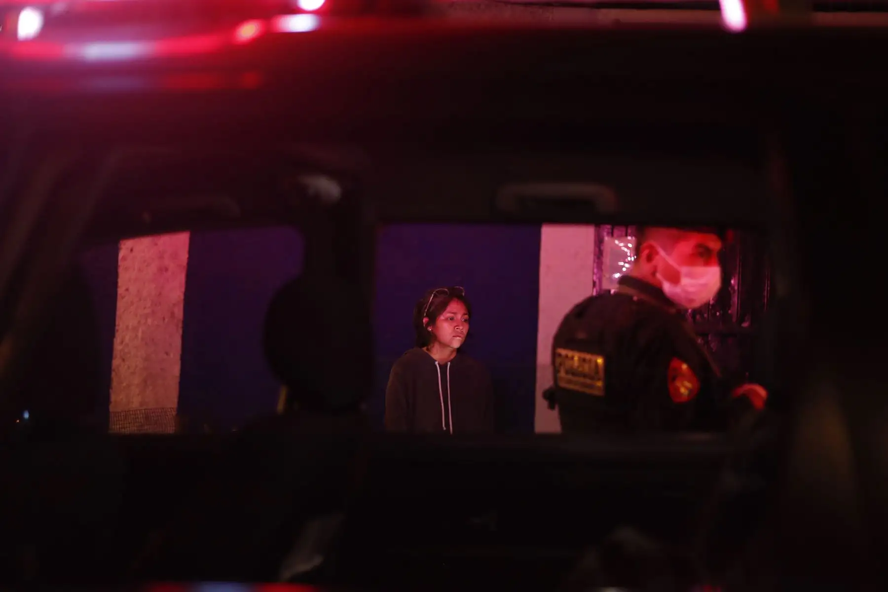 Una joven es intervenida al promediar las 21:00 hrs. en Av. José Granda, en San Martín de Porres. No brinda razón de su paradero. Foto: ANDINA/Renato Pajuelo