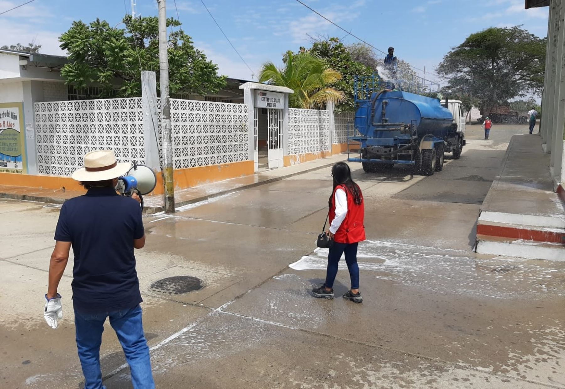 La Municipalidad Provincial de Sullana desinfectó calles y plazas de los distritos ubicados en su jurisdicción para evitar la propagación del coronavirus. ANDINA/Difusión