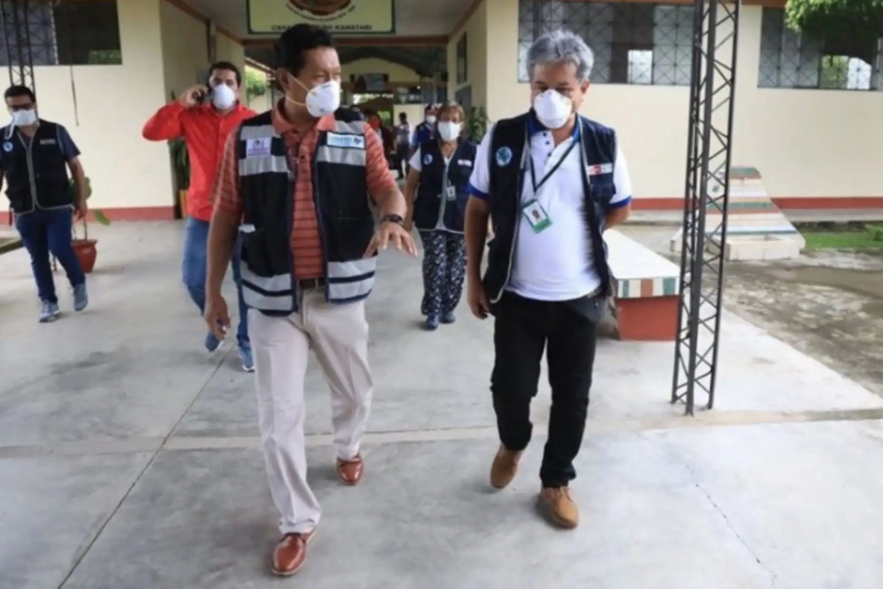 El gobernador regional de Loreto, Elisbán Ochoa; y el director regional de Salud, Percy Minaya, visitan los ambientes del Centro Espiritual "Kanatari", que pertenece al Vicariato Apostólico de Iquitos, el cual será acondicionado para atender a 100 pacientes positivos de coronavirus que no requieran hospitalización para que cumplan la cuarentena sanitaria.