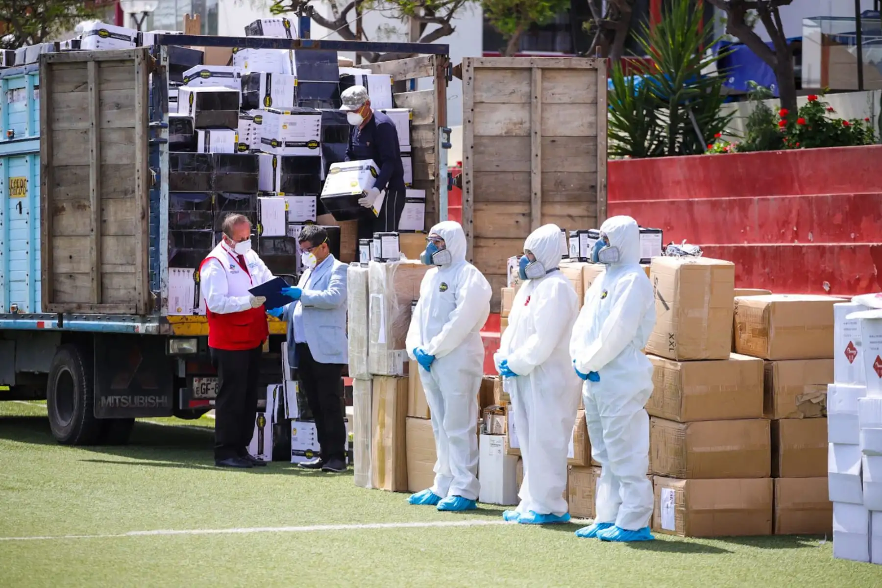 El Gobierno Regional de Arequipa recibió equipos de bioseguridad, que serán distribuidos entre el personal médico de hospitales. Foto: Gobierno Regional de Arequipa