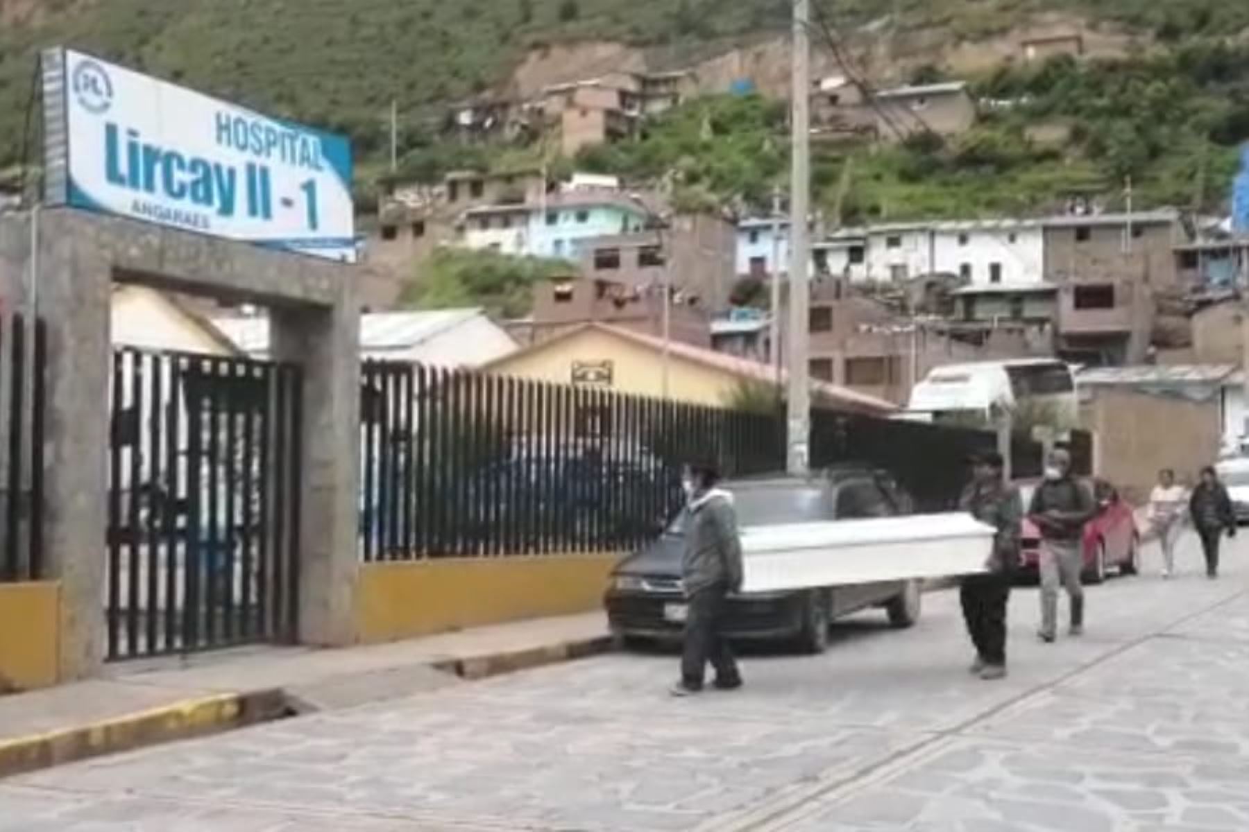 Pobladores afectados por intoxicación alcohólica fueron llevados al hospital de Lircay, en la región Huancavelica. Foto: Cortesía