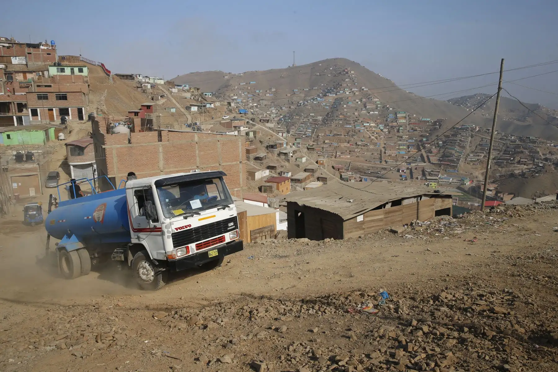 La llegada del aguatero a la agrupación familiar Chalwani en Santa Rosa de Puente Piedra es parte importante de la rutina en esta zona. El abastecimiento constante es indispensable para mantener medidas de limpieza necesarias contra el coronavirus Foto: ANDINA/Eddy Ramos