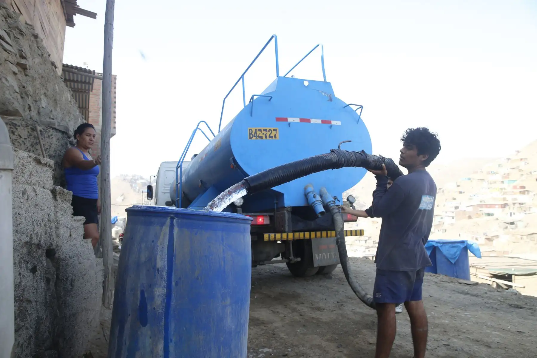 La llegada del aguatero a la agrupación familiar Chalwani en Santa Rosa de Puente Piedra es parte importante de la rutina en esta zona. El abastecimiento constante es indispensable para mantener medidas de limpieza necesarias contra el coronavirus Foto: ANDINA/Eddy Ramos