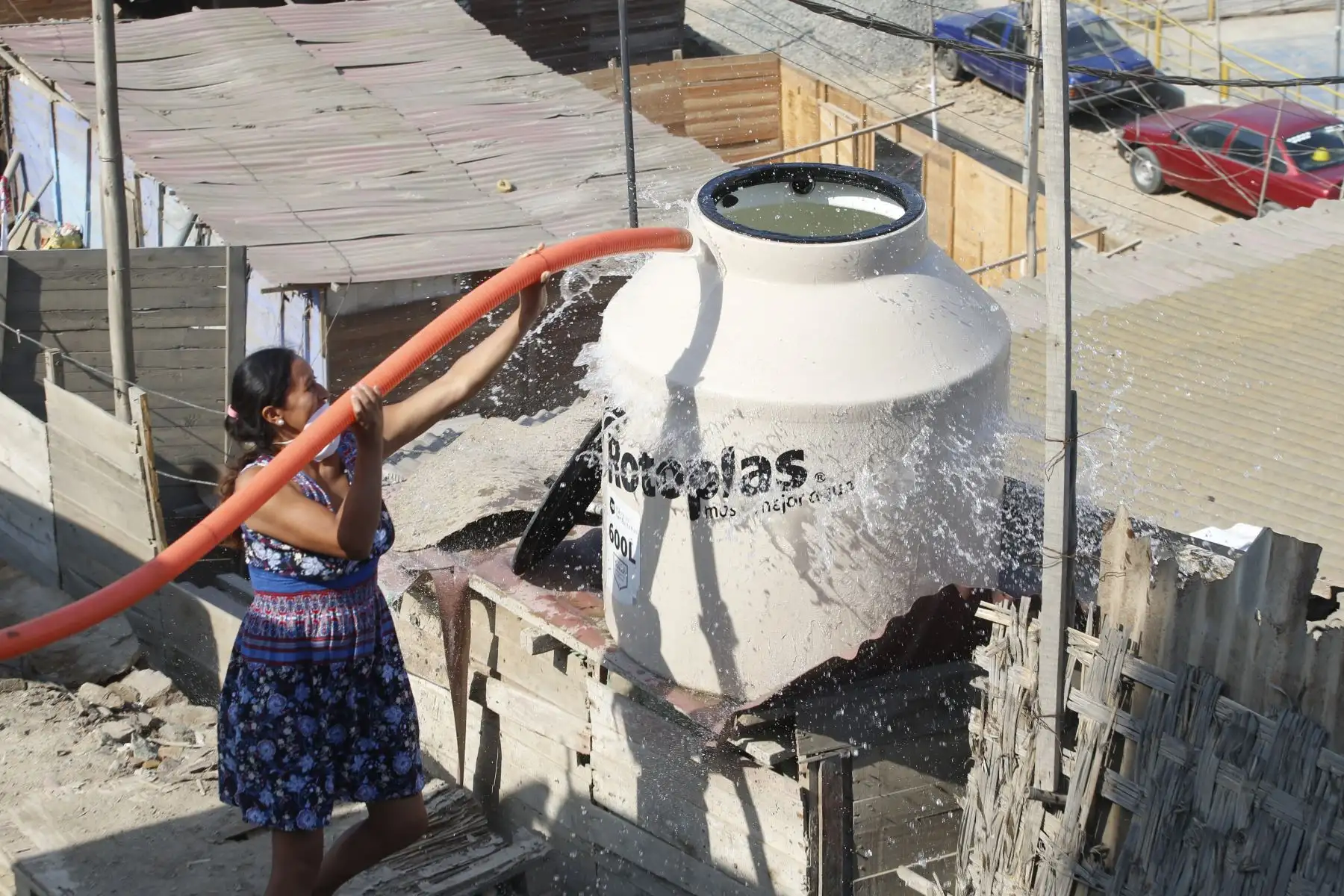 La llegada del aguatero a la agrupación familiar Chalwani en Santa Rosa de Puente Piedra es parte importante de la rutina en esta zona. El abastecimiento constante es indispensable para mantener medidas de limpieza necesarias contra el coronavirus Foto: ANDINA/Eddy Ramos