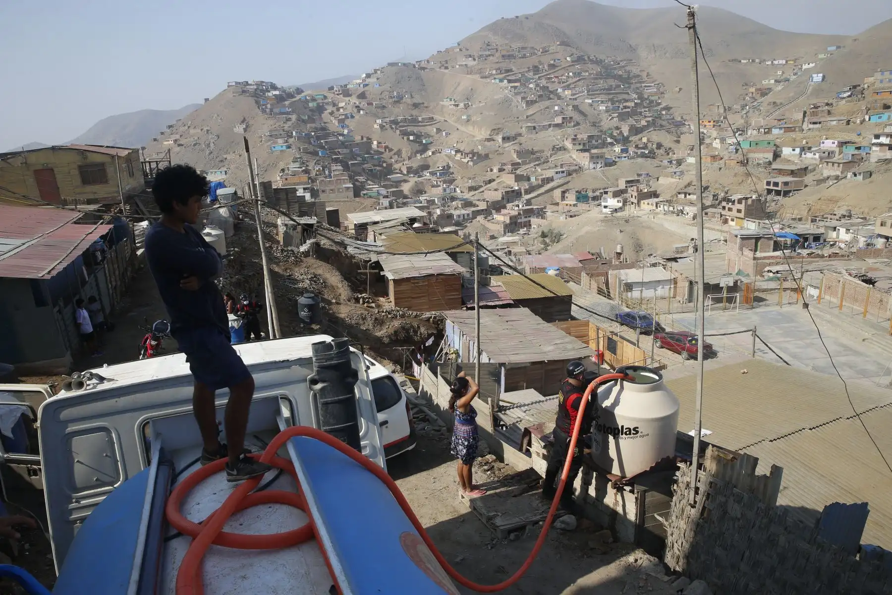 La llegada del aguatero a la agrupación familiar Chalwani en Santa Rosa de Puente Piedra es parte importante de la rutina en esta zona. El abastecimiento constante es indispensable para mantener medidas de limpieza necesarias contra el coronavirus Foto: ANDINA/Eddy Ramos