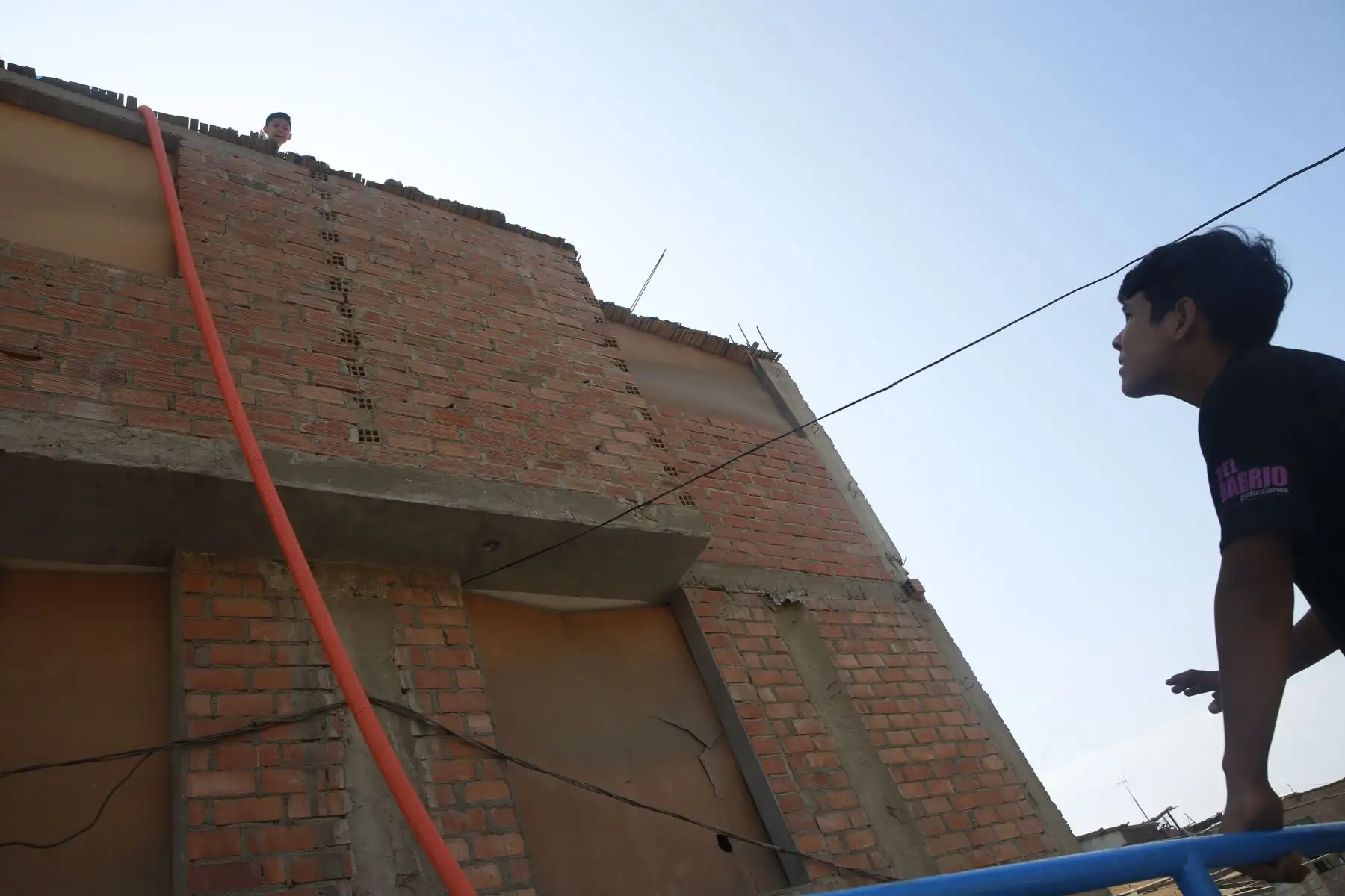 La llegada del aguatero a la agrupación familiar Chalwani en Santa Rosa de Puente Piedra es parte importante de la rutina en esta zona. El abastecimiento constante es indispensable para mantener medidas de limpieza necesarias contra el coronavirus Foto: ANDINA/Eddy Ramos
