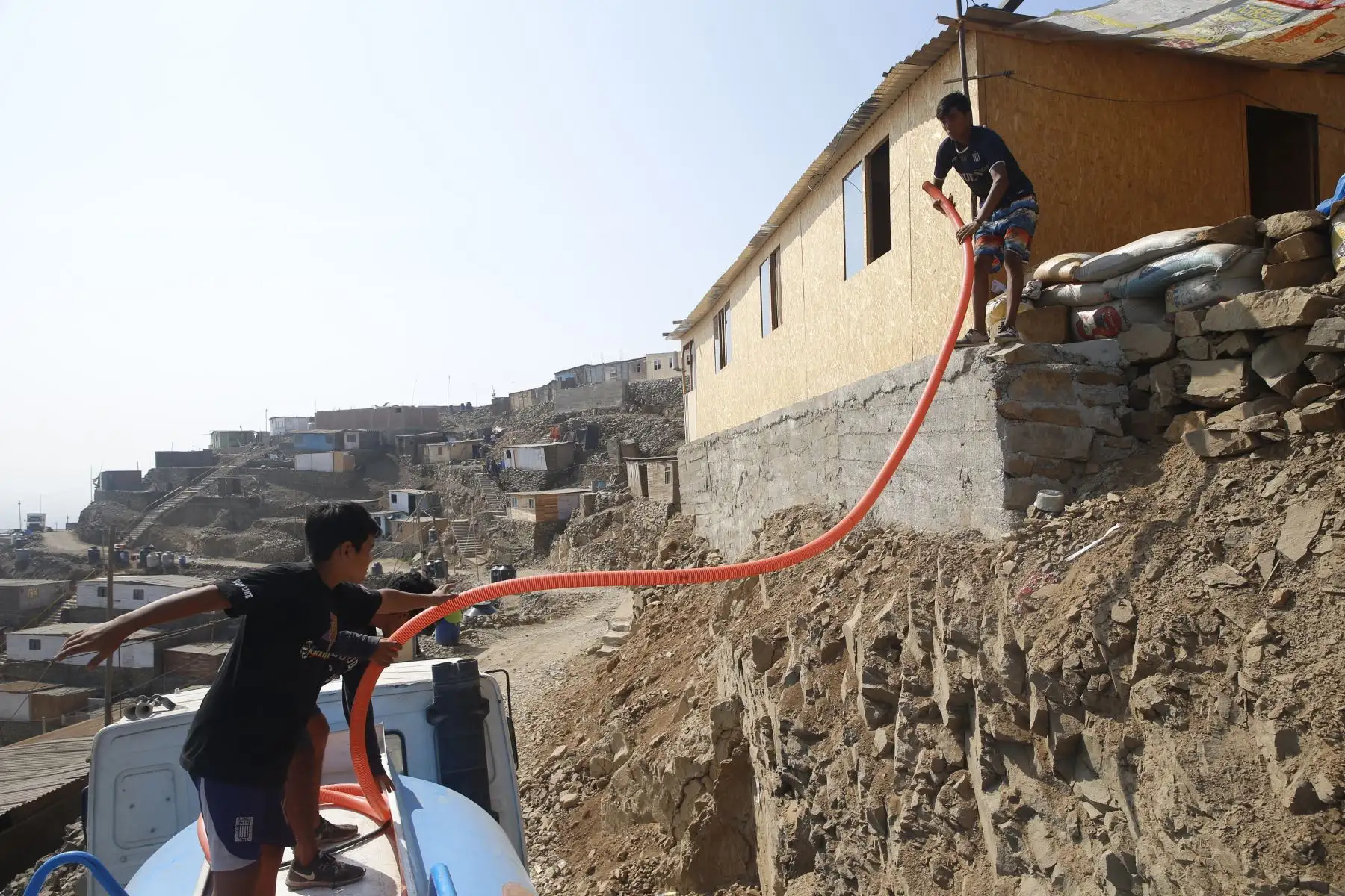 La llegada del aguatero a la agrupación familiar Chalwani en Santa Rosa de Puente Piedra es parte importante de la rutina en esta zona. El abastecimiento constante es indispensable para mantener medidas de limpieza necesarias contra el coronavirus Foto: ANDINA/Eddy Ramos