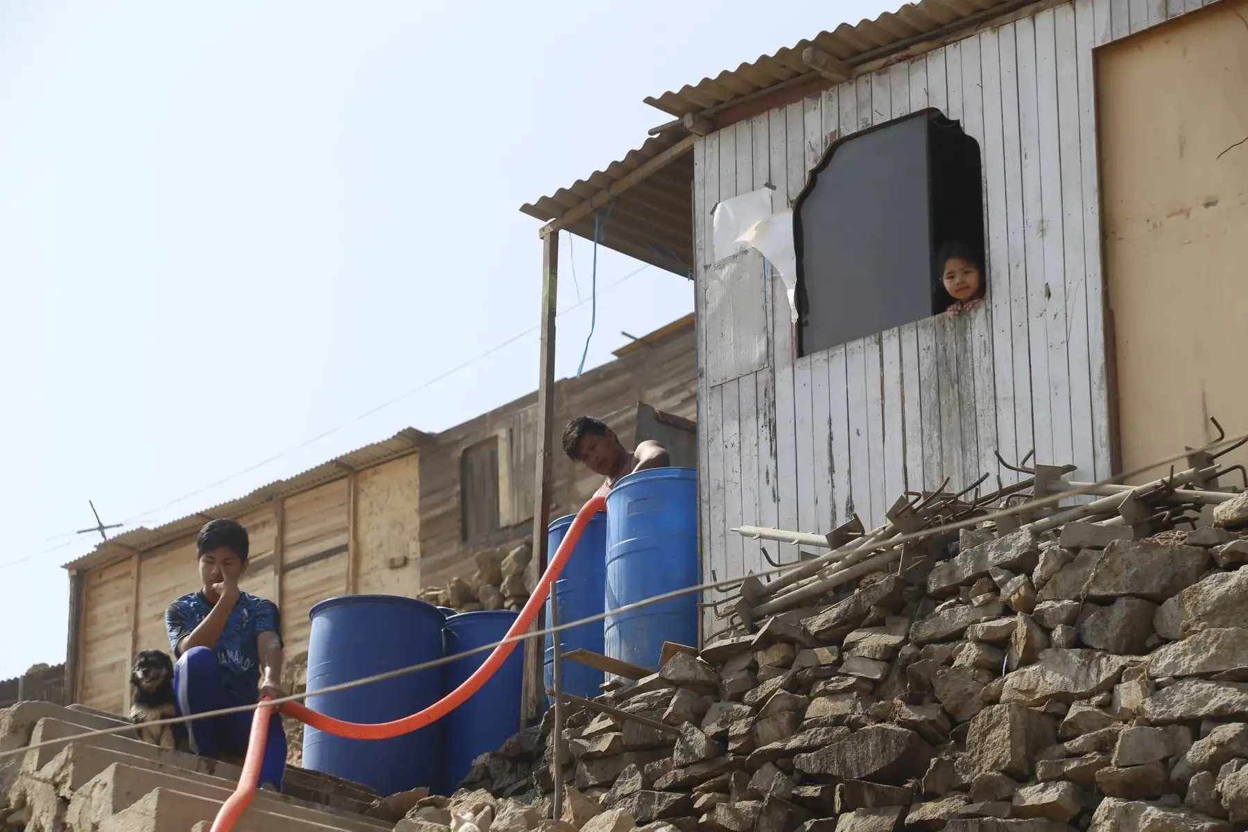 La llegada del aguatero a la agrupación familiar Chalwani en Santa Rosa de Puente Piedra es parte importante de la rutina en esta zona. El abastecimiento constante es indispensable para mantener medidas de limpieza necesarias contra el coronavirus Foto: ANDINA/Eddy Ramos