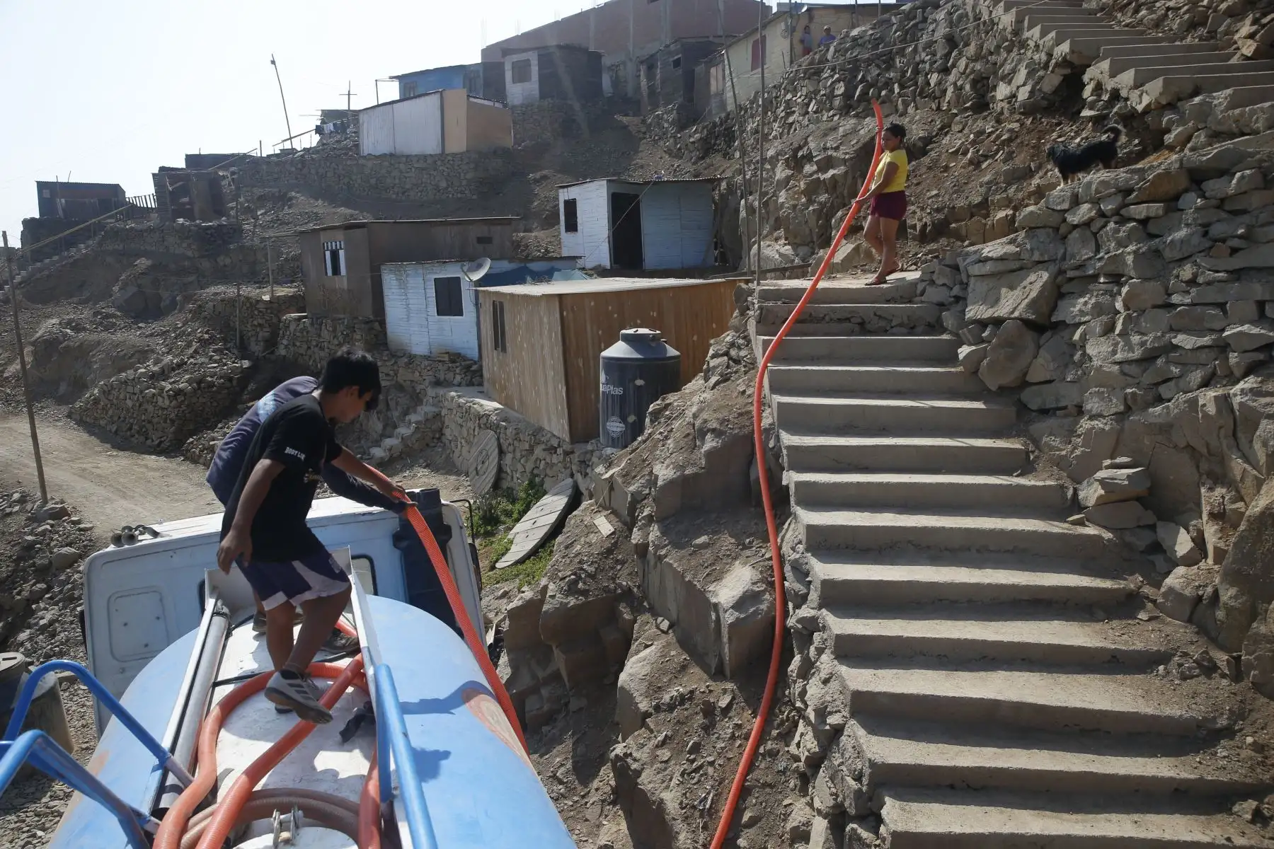 La llegada del aguatero a la agrupación familiar Chalwani en Santa Rosa de Puente Piedra es parte importante de la rutina en esta zona. El abastecimiento constante es indispensable para mantener medidas de limpieza necesarias contra el coronavirus Foto: ANDINA/Eddy Ramos
