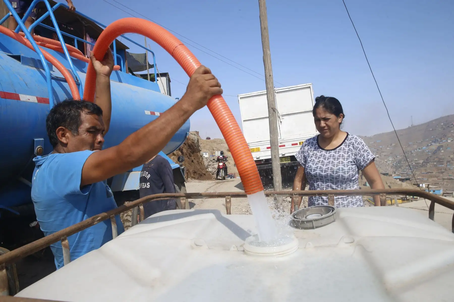 La llegada del aguatero a la agrupación familiar Chalwani en Santa Rosa de Puente Piedra es parte importante de la rutina en esta zona. El abastecimiento constante es indispensable para mantener medidas de limpieza necesarias contra el coronavirus Foto: ANDINA/Eddy Ramos