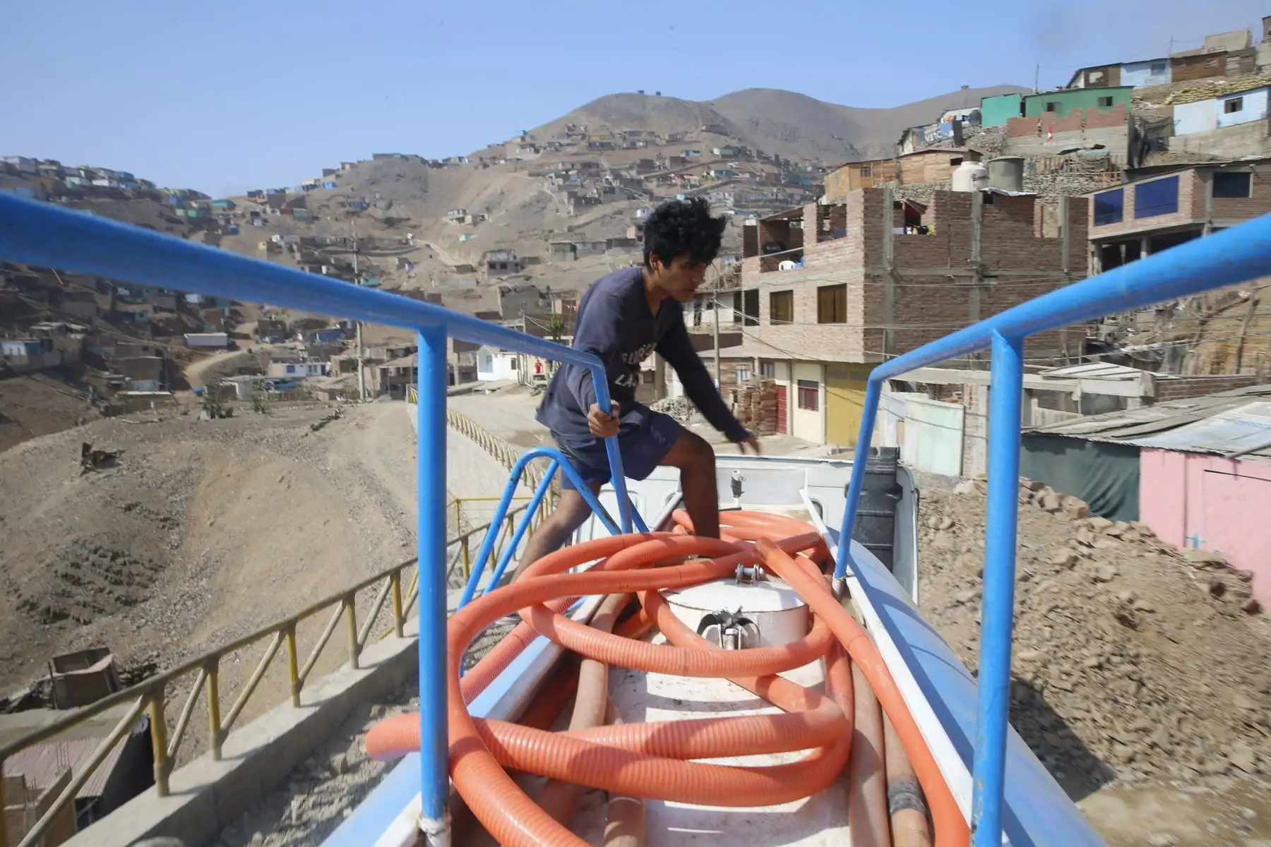 La llegada del aguatero a la agrupación familiar Chalwani en Santa Rosa de Puente Piedra es parte importante de la rutina en esta zona. El abastecimiento constante es indispensable para mantener medidas de limpieza necesarias contra el coronavirus Foto: ANDINA/Eddy Ramos