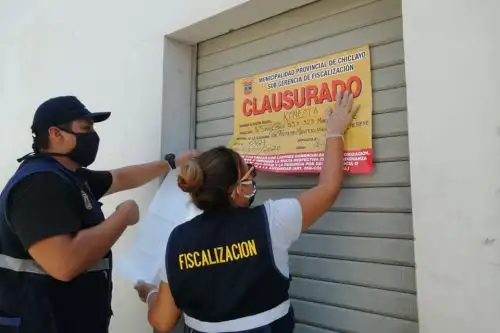 La municipalidadpProvincial de Chiclayo clausuró, por 15 días, el call center Konecta, ubicado en la cuadra 3 de la avenida Sáenz Peña. Foto: Cortesía/Silvia Depaz Custodio
