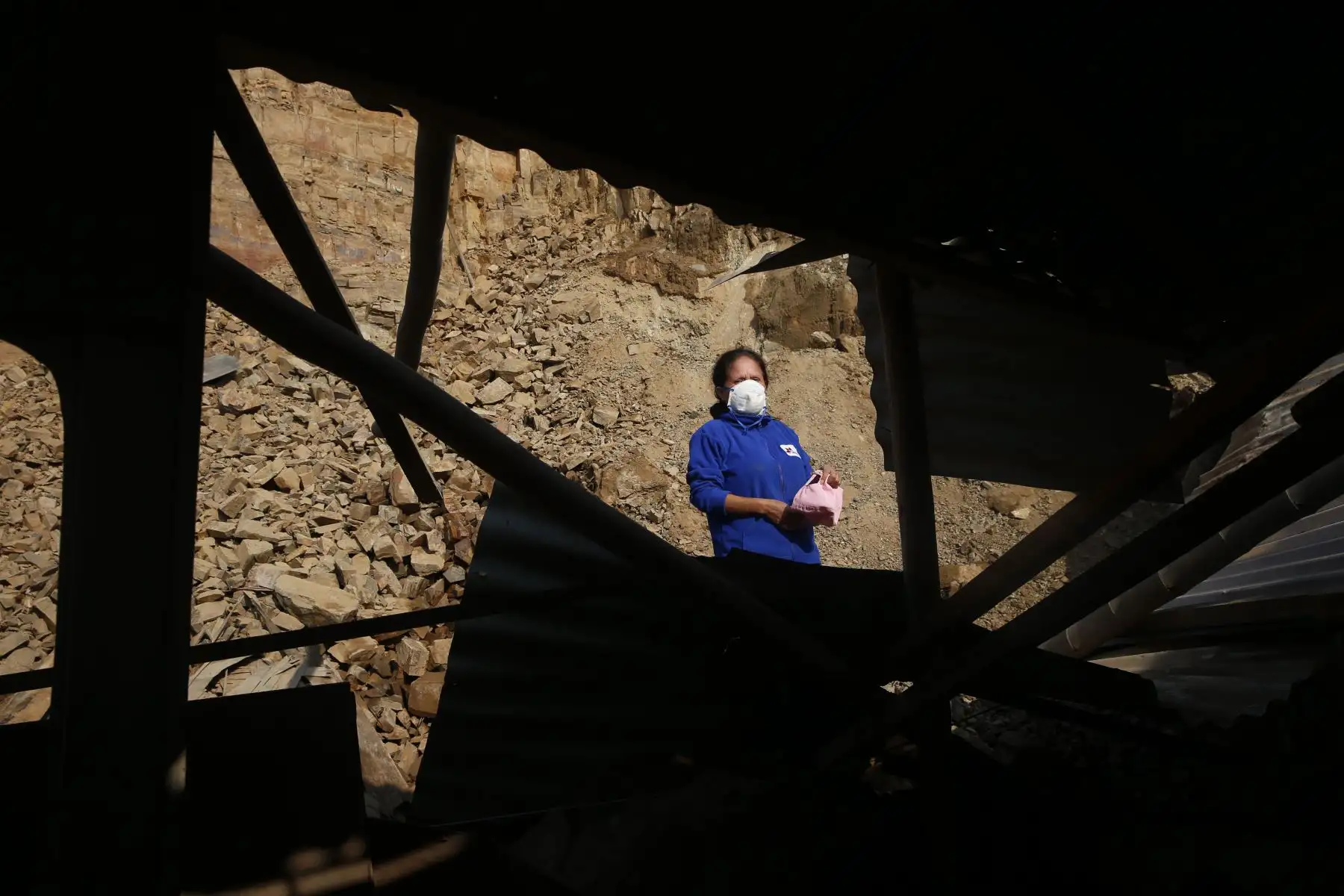 A sus 51 años, Miriam Alfaro no se amilana, gracias al apoyo de sus vecinos a decidido reconstruir su casa.
Foto: ANDINA/Eddy Ramos
