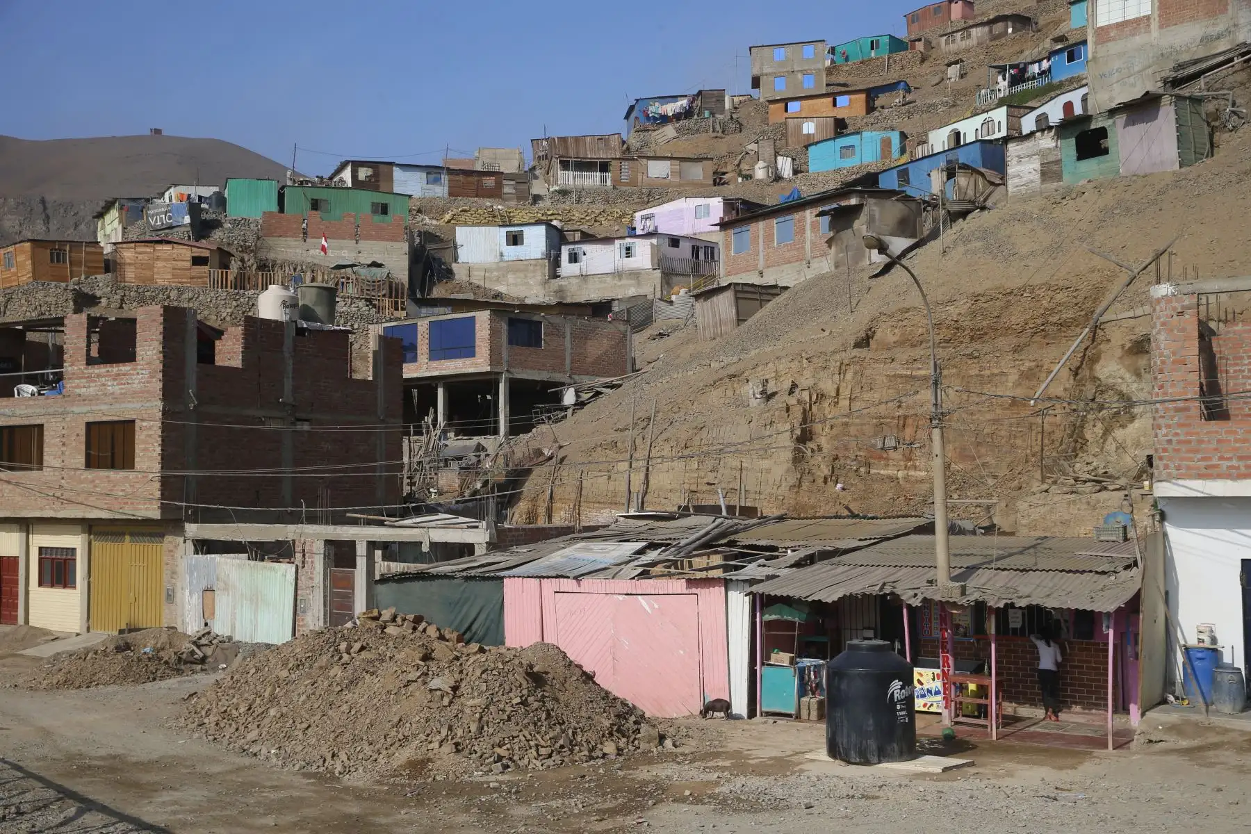 A 30 kilómetros del Centro Histórico de Lima, al norte de la ciudad en el distrito de Puente Piedra vive la señora Miriam Alfaro junto a sus pequeños hijos de 5 y 14 años.
Foto: ANDINA/Eddy Ramos