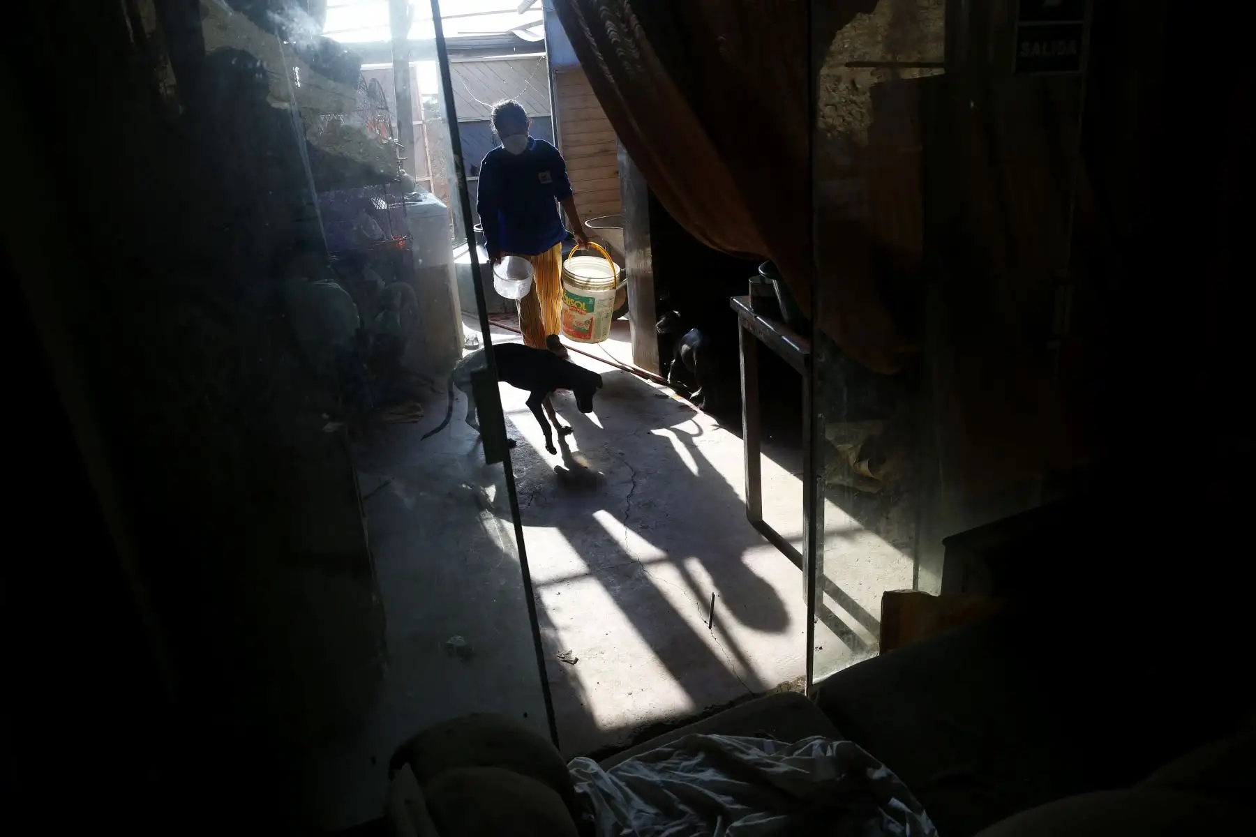 Miriam Alfaro es una mujer valiente y luchadora, trabaja de ama de casa en el centro de Lima, y toma con calma este momento difícil que le toca vivir tras la cuarentena por el covid-19.
Foto: ANDINA/Eddy Ramos