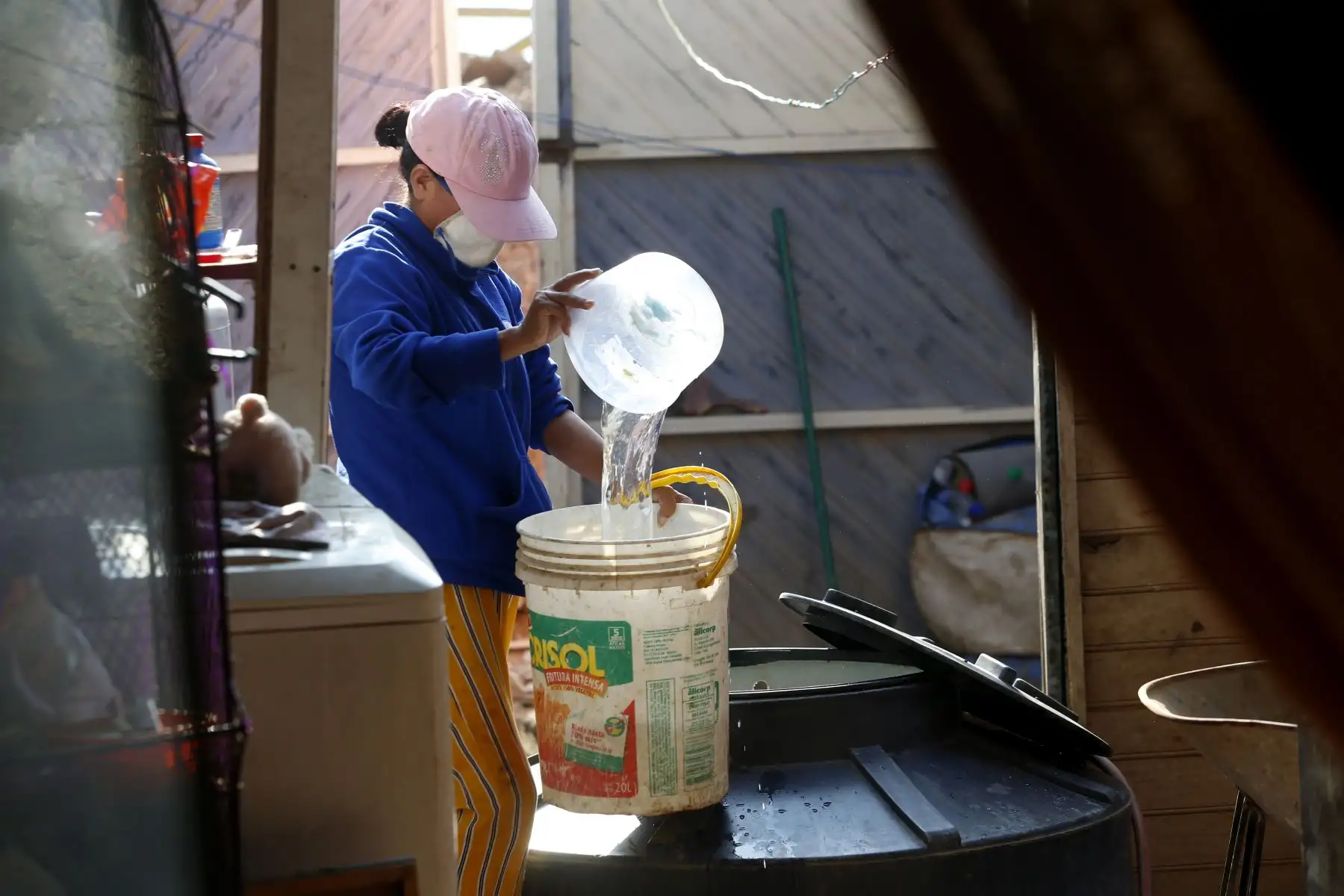 La escasez de agua obliga a Miriam Alfaro a pedir apoyo a sus vecinos. El agua sigue siendo un problema latente en el Perú,Más de 7 millones de peruanos no cuentan con agua potable. 
Foto: ANDINA/Eddy Ramos