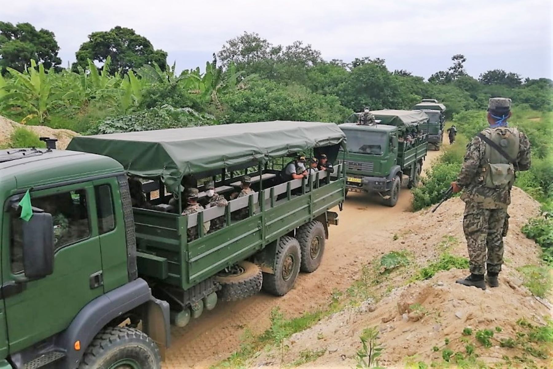 En Piura, personal del Ejército reforzó medidas de control en los sectores fronterizos con Ecuador.