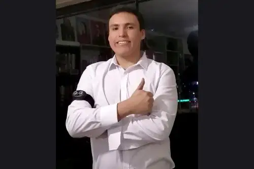 Ingenieros peruanos han creado un brazalete que emite un sonido cuando las manos se acercan al rostro. Foto: Difusión