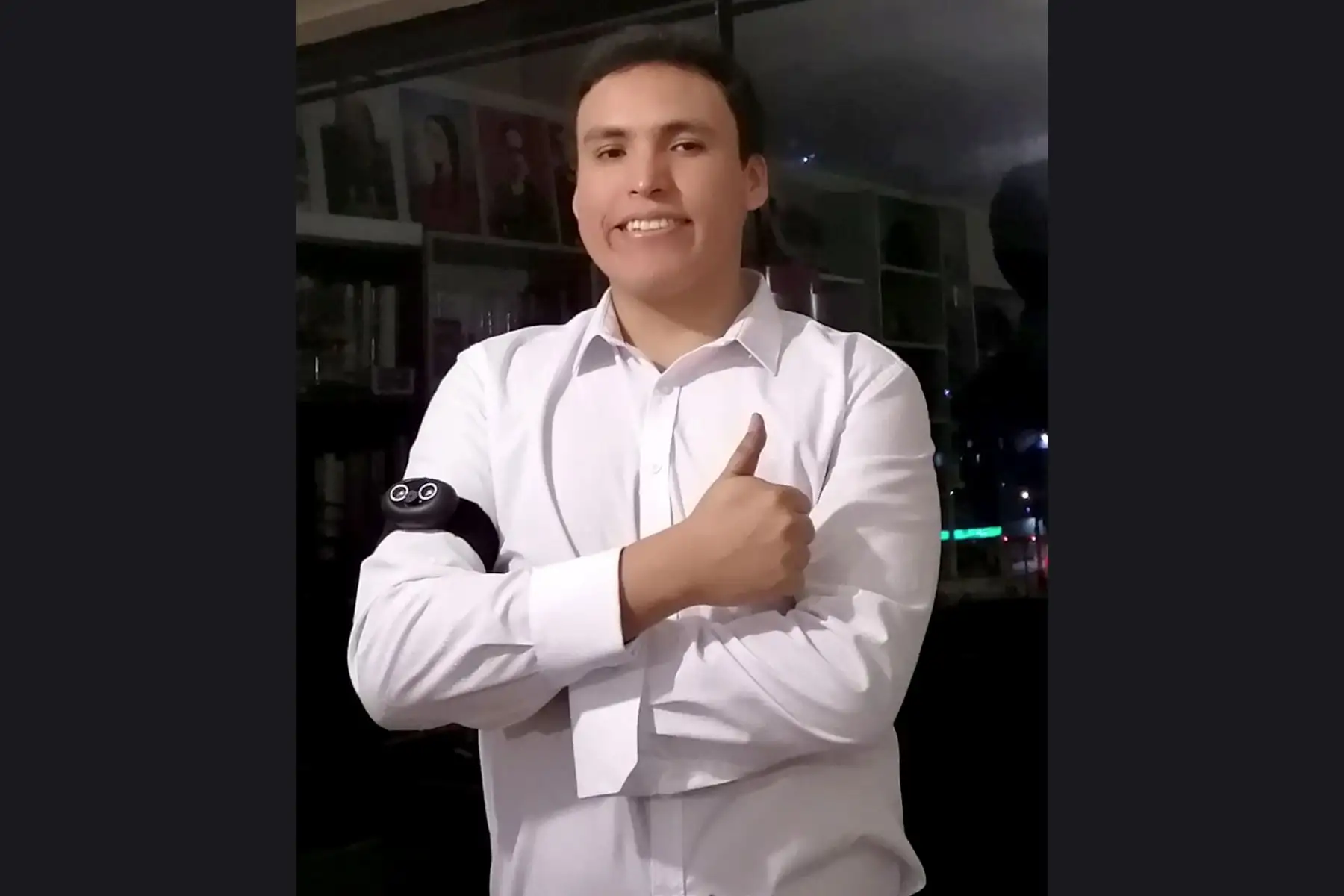 Ingenieros peruanos han creado un brazalete que emite un sonido cuando las manos se acercan al rostro. Foto: Difusión