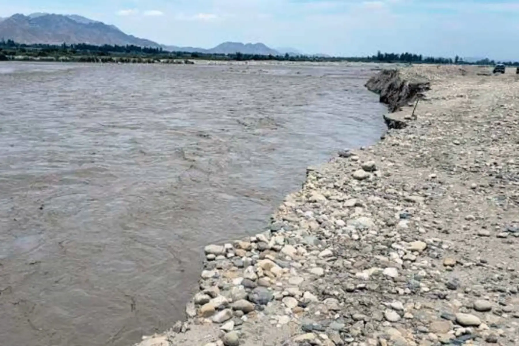 Debido a las intensas lluvias registradas en la región La Libertad, el Ministerio de Agricultura y Riego, a través de la Autoridad Nacional del Agua (ANA), supervisó los puntos críticos del río Chicama, que incrementó su caudal, con la finalidad de verificar el estado del afluente y tomar las acciones de prevención ante un posible desborde.