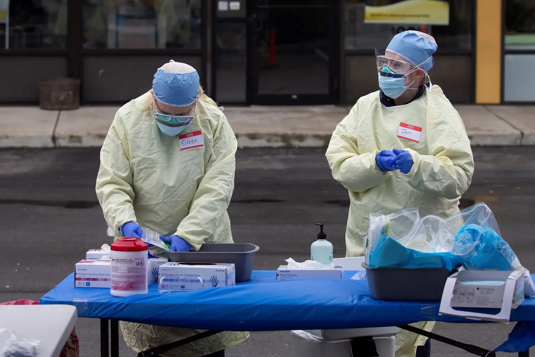 Enfermeros manejan una prueba de hisopo Covid-19 después de evaluar a un paciente en un centro de pruebas de manejo fuera de las oficinas de Physicians One en Medford, Massachusetts. Foto: EFE