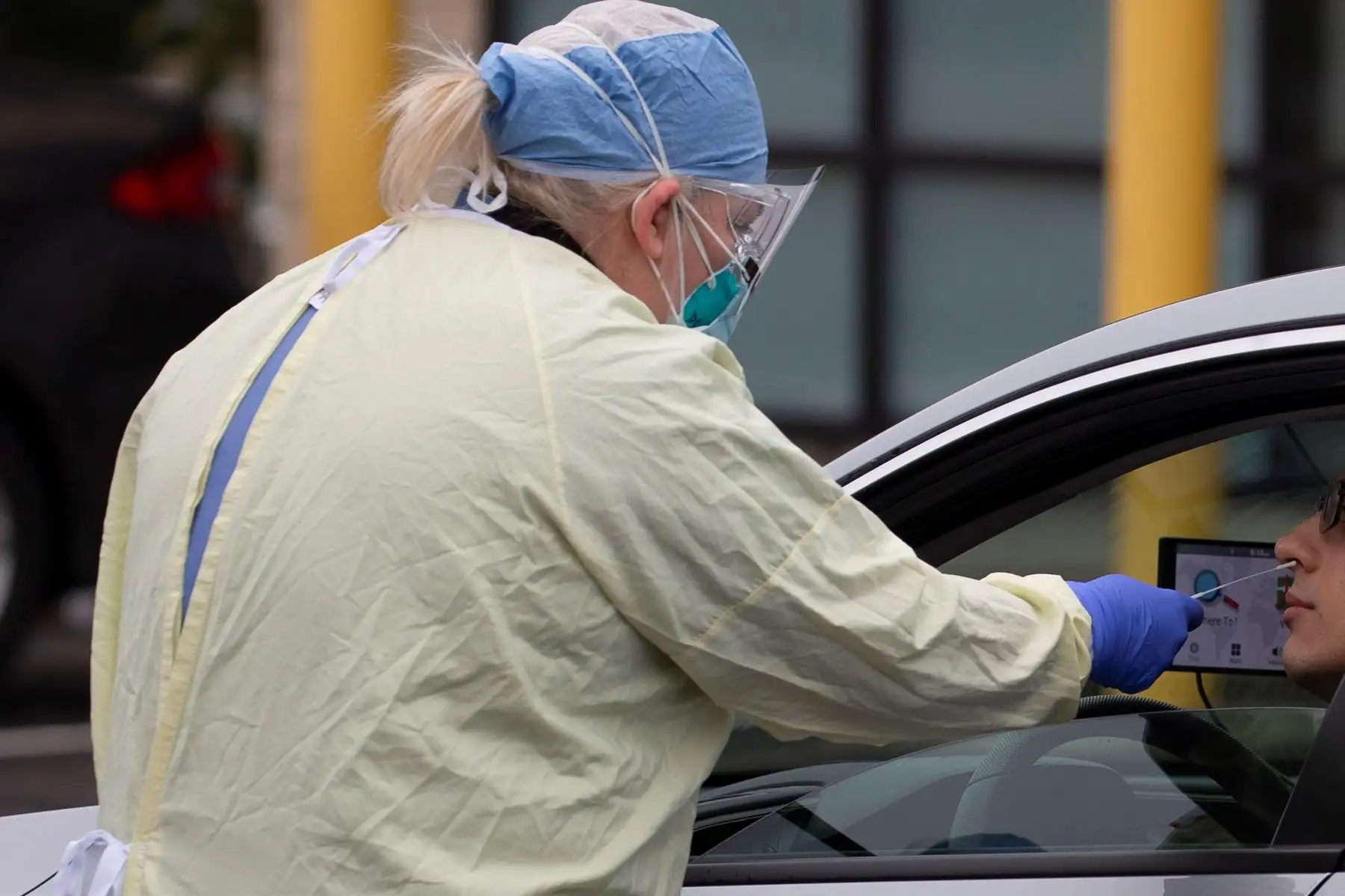 Enfermeros manejan una prueba de hisopo Covid-19 después de evaluar a un paciente en un centro de pruebas de manejo fuera de las oficinas de Physicians One en Medford, Massachusetts. Foto: EFE