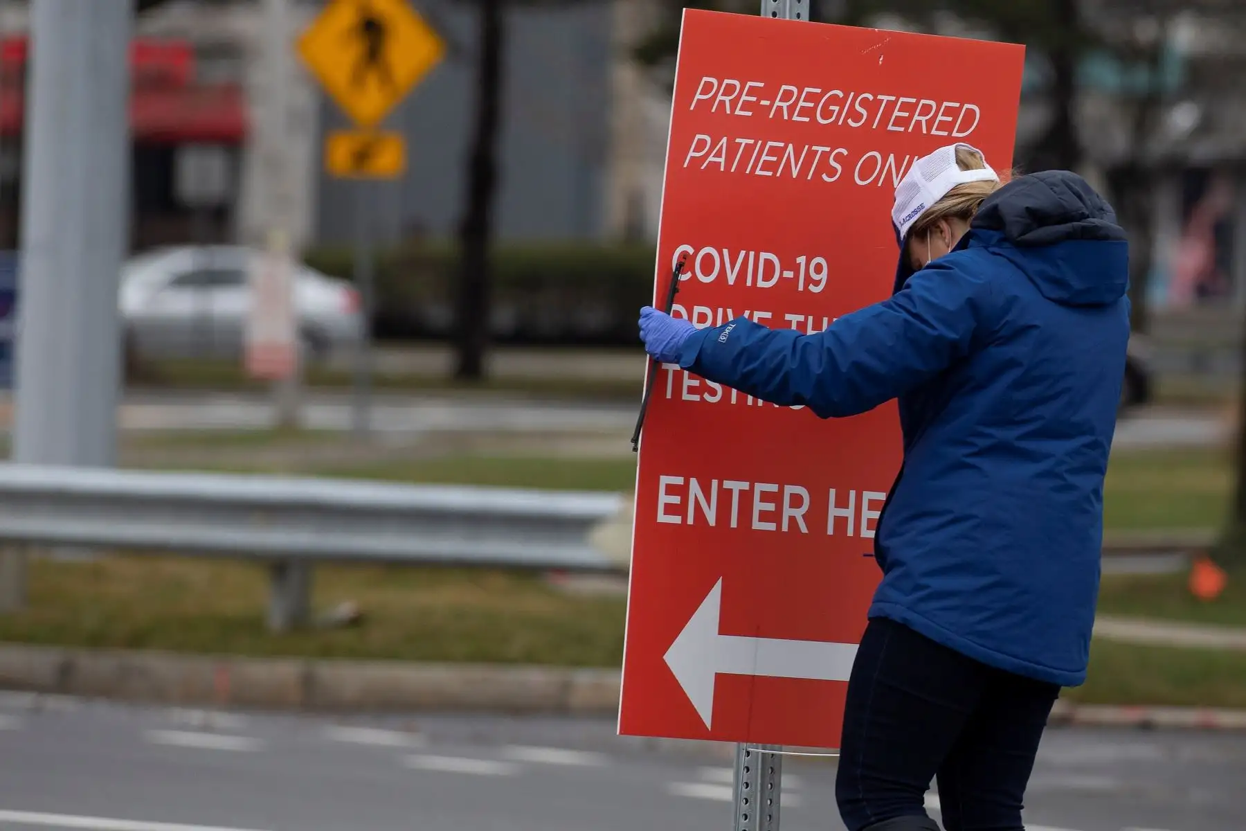 Enfermeros manejan una prueba de hisopo Covid-19 después de evaluar a un paciente en un centro de pruebas de manejo fuera de las oficinas de Physicians One en Medford, Massachusetts. Foto: EFE