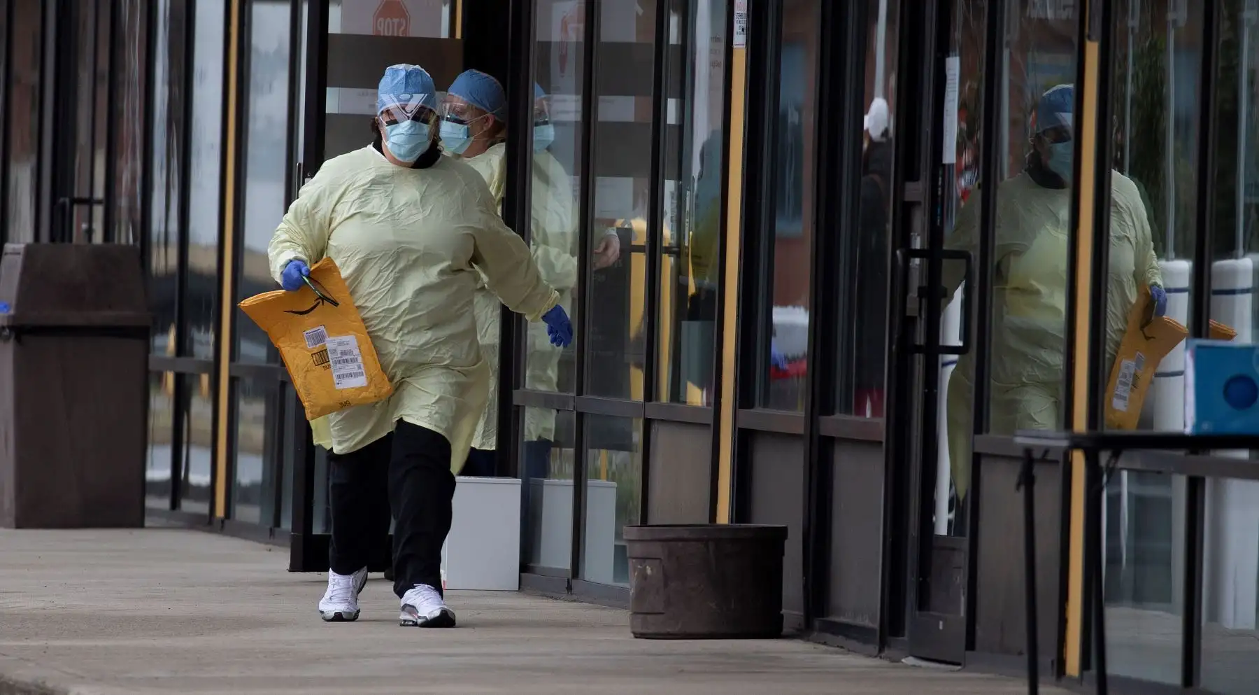 Enfermeros manejan una prueba de hisopo Covid-19 después de evaluar a un paciente en un centro de pruebas de manejo fuera de las oficinas de Physicians One en Medford, Massachusetts. Foto: EFE