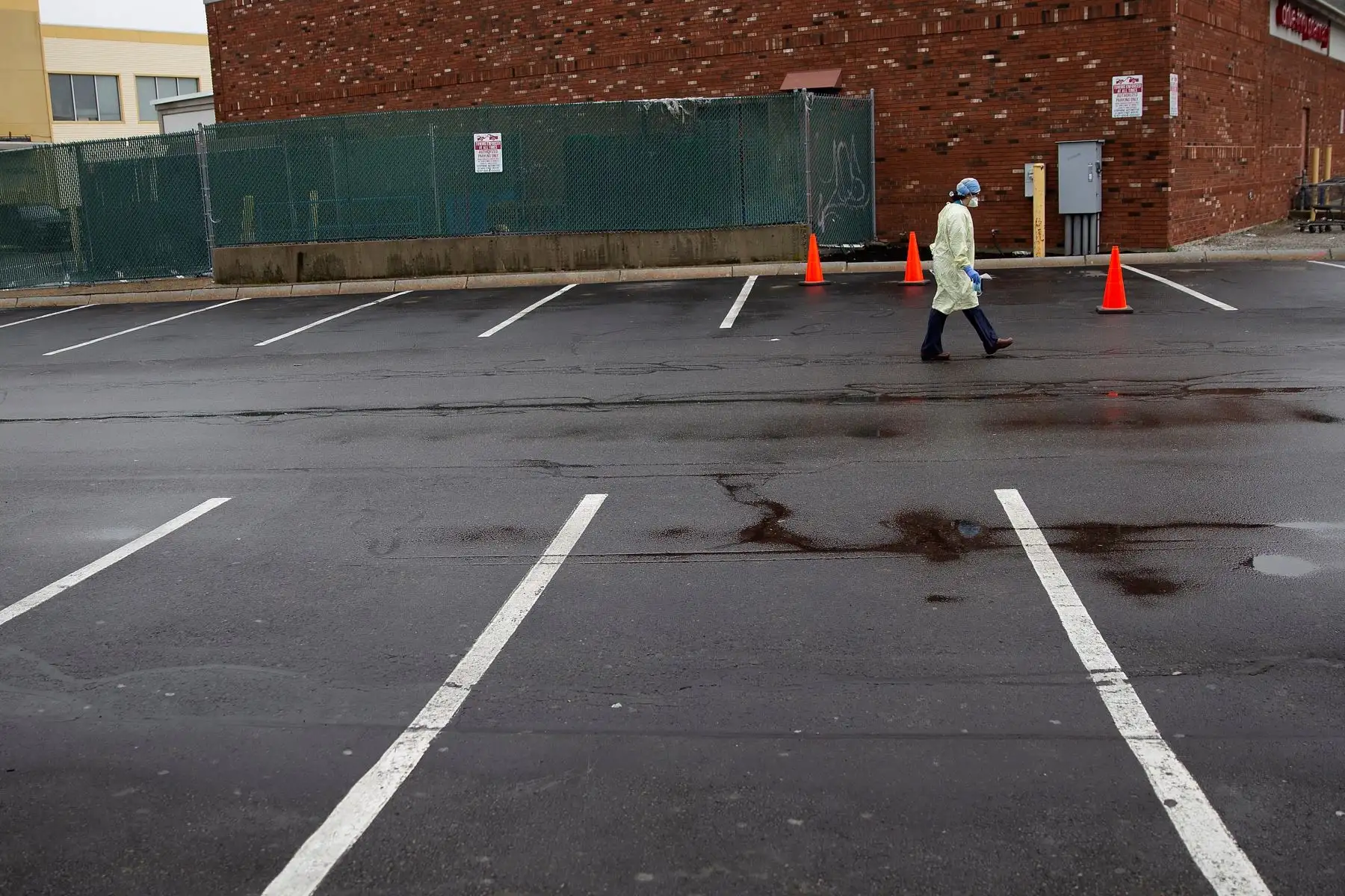 Enfermeros manejan una prueba de hisopo Covid-19 después de evaluar a un paciente en un centro de pruebas de manejo fuera de las oficinas de Physicians One en Medford, Massachusetts. Foto: EFE