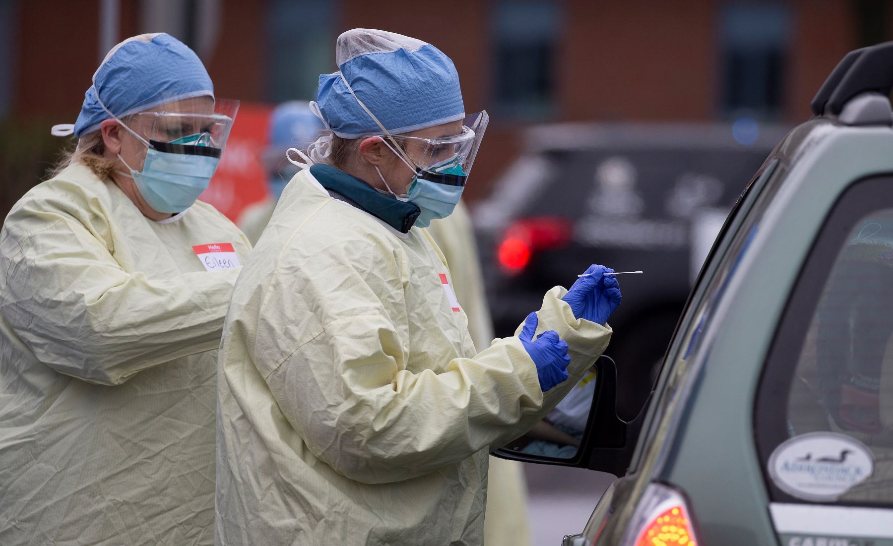 Enfermeros manejan una prueba de hisopo Covid-19 después de evaluar a un paciente en un centro de pruebas de manejo fuera de las oficinas de Physicians One en Medford, Massachusetts. Foto: EFE