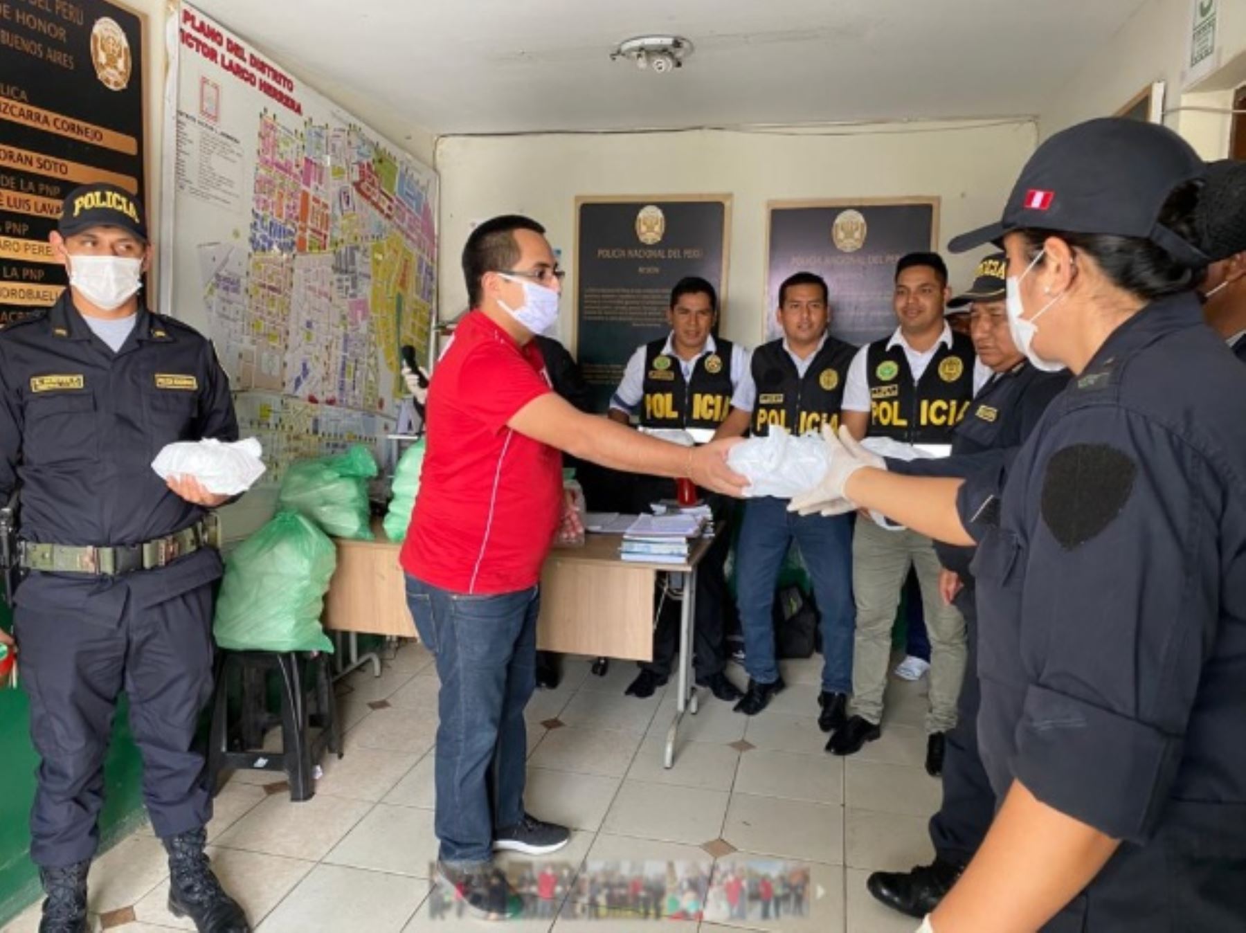 Abogado trujillano lleva almuerzos a policías que prestan servicio en el distrito de Víctor Larco y que brindan seguridad a la población durante el estado de emergencia dispuesto por las autoridades para enfrentar la pandemia del coronavirus.