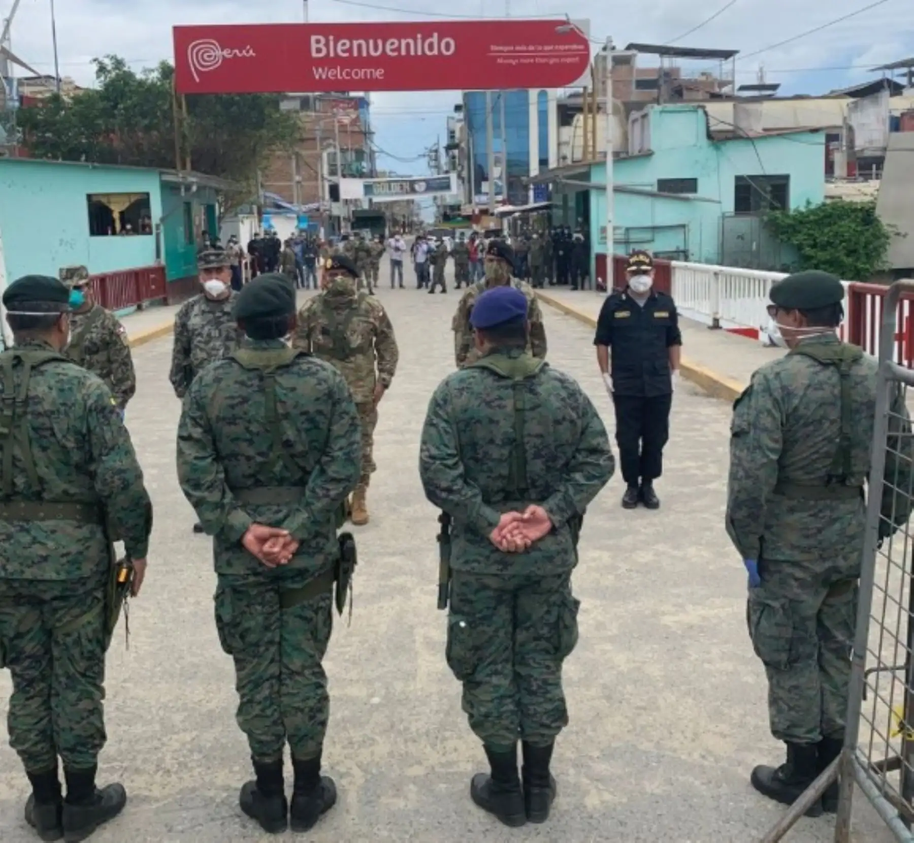 El jefe del Comando Conjunto de las Fuerzas Armadas del Perú, general de Ejército César Astudillo Salcedo, y el general de Brigada Luis Burbano Rivera, director general de Inteligencia del Comando Conjunto de las Fuerzas Armadas de Ecuador, sostuvieron un encuentro en la línea de frontera de ambos países, donde ratificaron su compromiso de trabajar juntos contra su enemigo en común, el coronavirus covid-19.