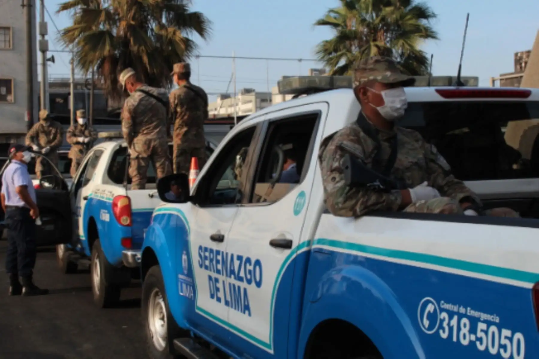 Serenos,militares y policía Nacional realizan patrullaje integrado para vigilar el cumplimiento de la cuarentena decretada por el Gobierno, en el cercado de Lima.
Foto: ANDINA/MLM