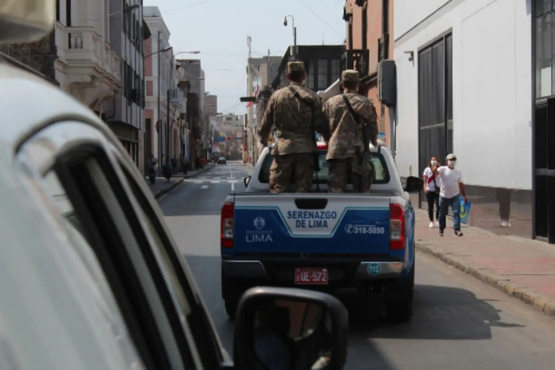 Serenos,militares y policía Nacional realizan patrullaje integrado para vigilar el cumplimiento de la cuarentena decretada por el Gobierno, en el cercado de Lima.
Foto: ANDINA/MLM