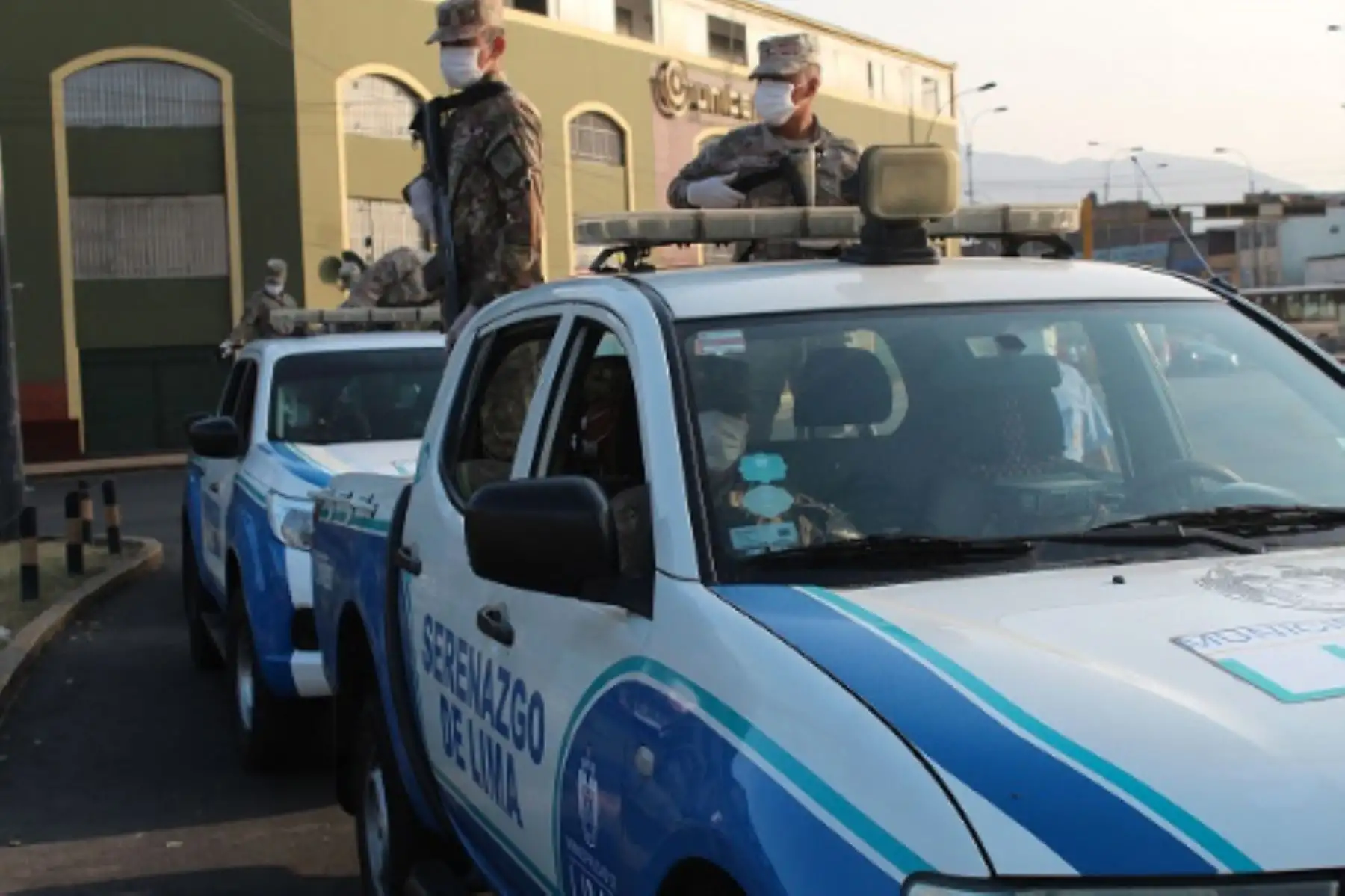Serenos,militares y policía Nacional realizan patrullaje integrado para vigilar el cumplimiento de la cuarentena decretada por el Gobierno, en el cercado de Lima.
Foto: ANDINA/MLM
